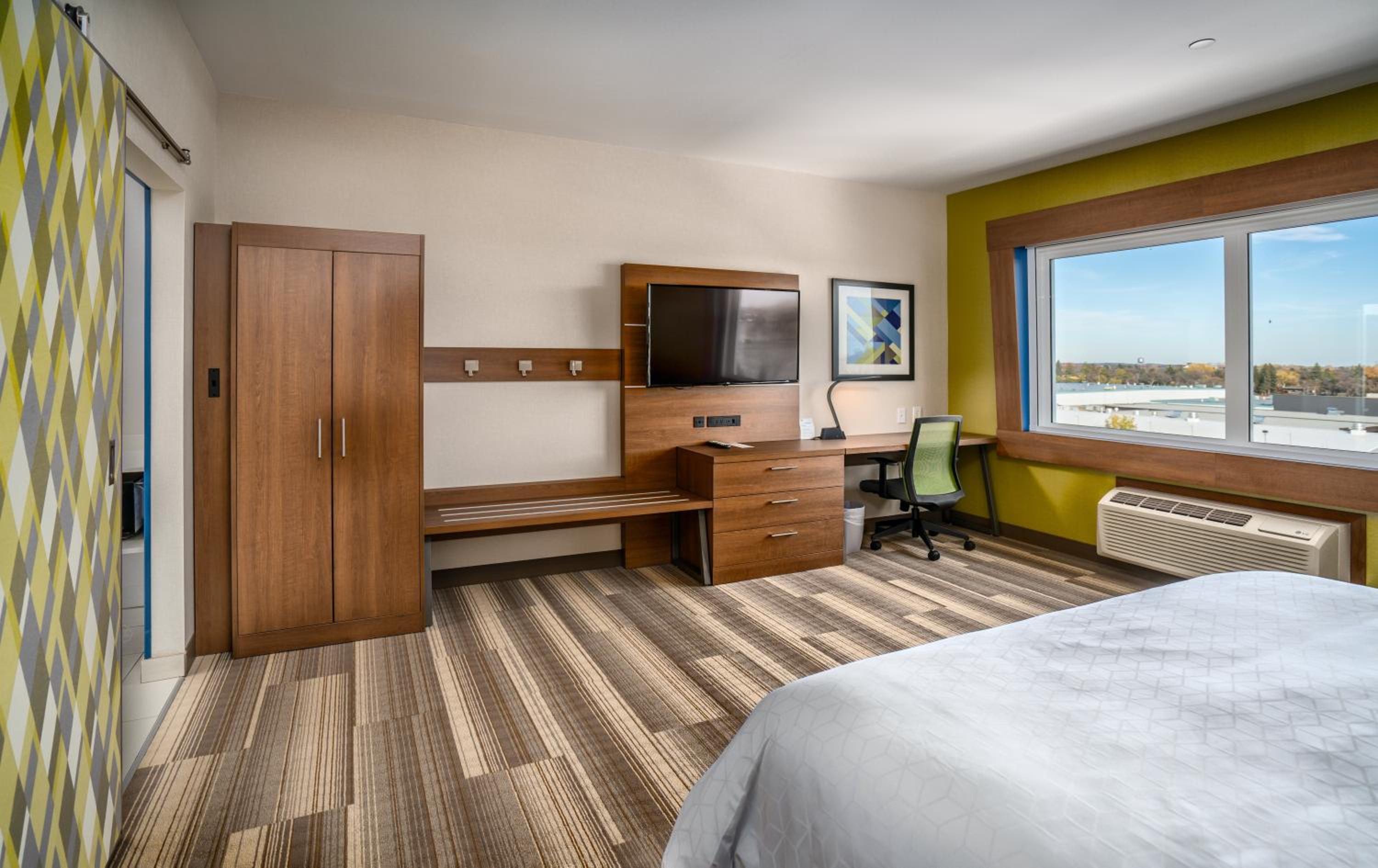 Standard King Room with Extra Floor Space - Photo 8