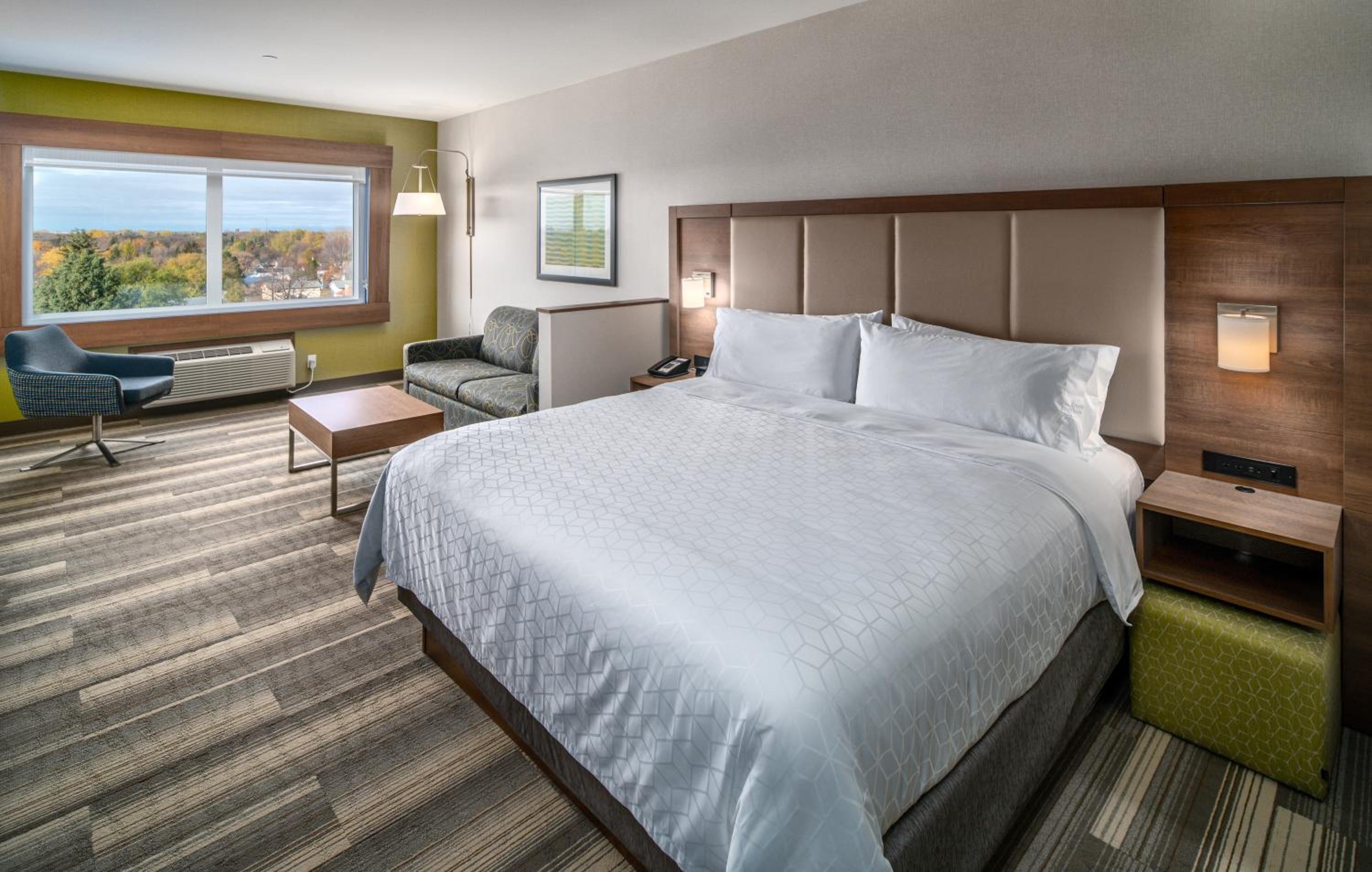 Standard King Room with Sofa Bed - Photo 10