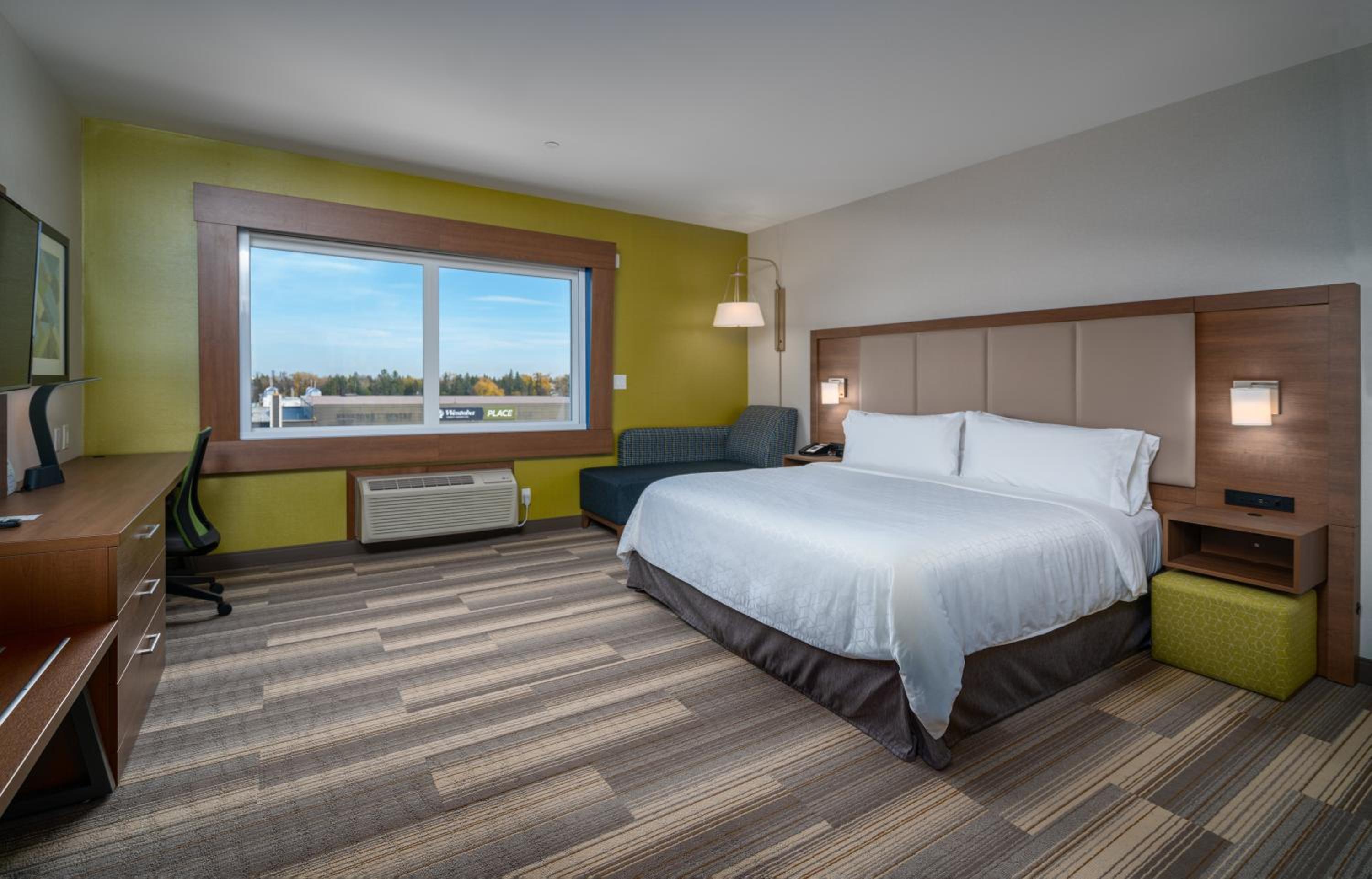 Standard King Room with Extra Floor Space - Photo 2