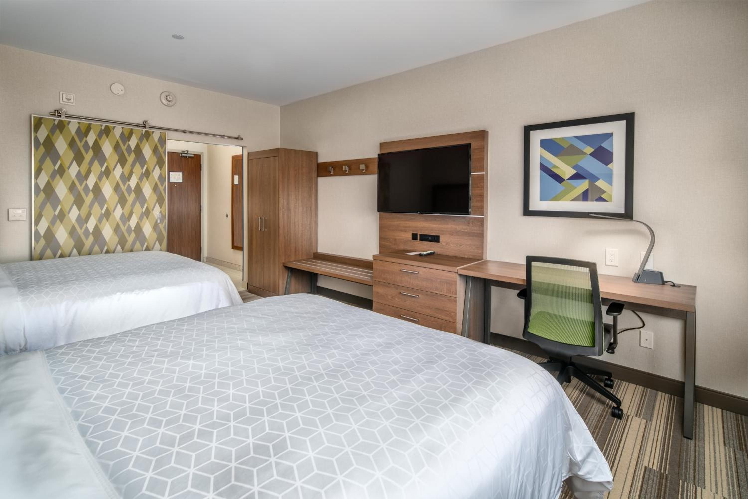 Standard Room with Two Queen Beds - Photo 7