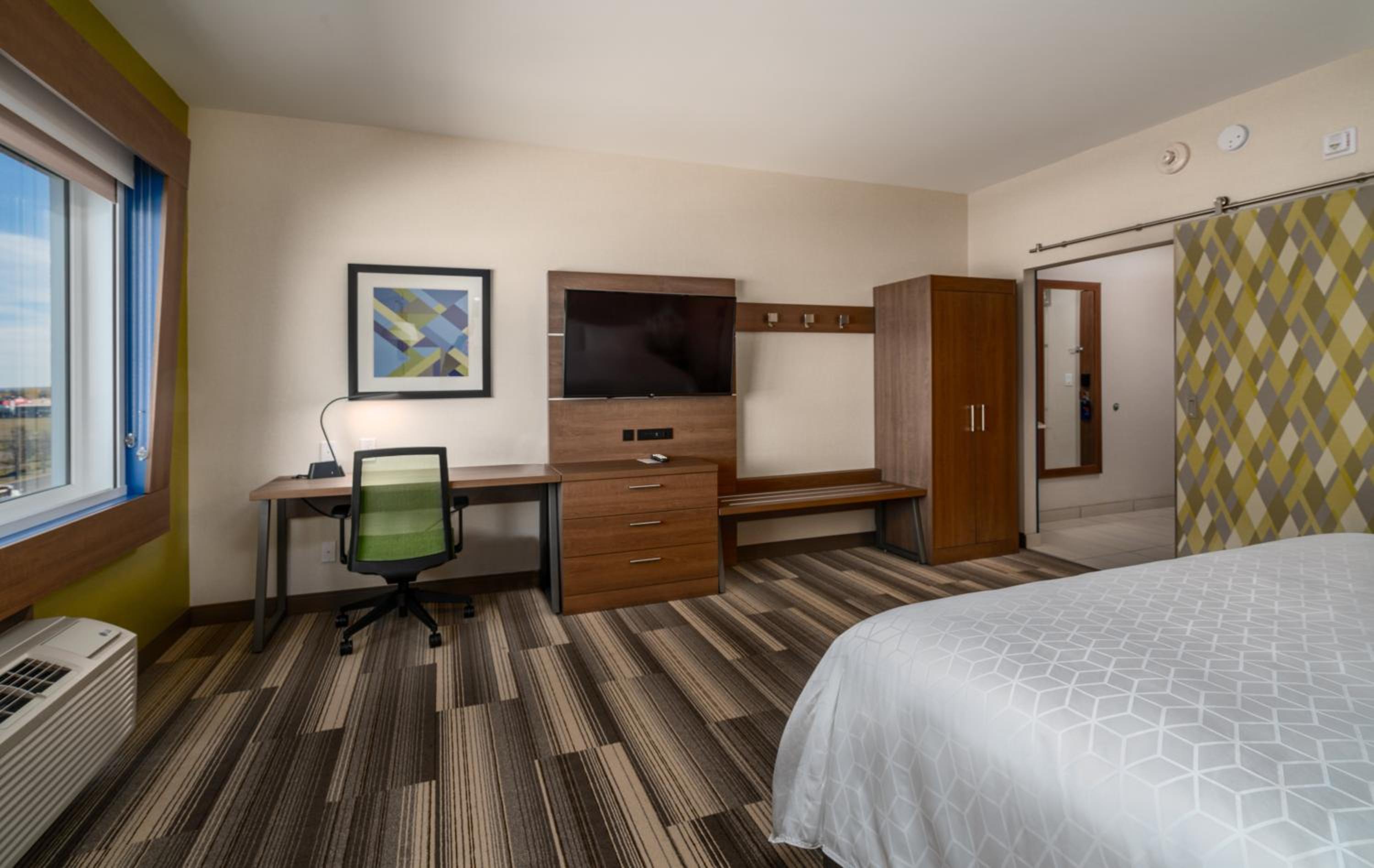 Standard King Room with Sofa Bed - Photo 7
