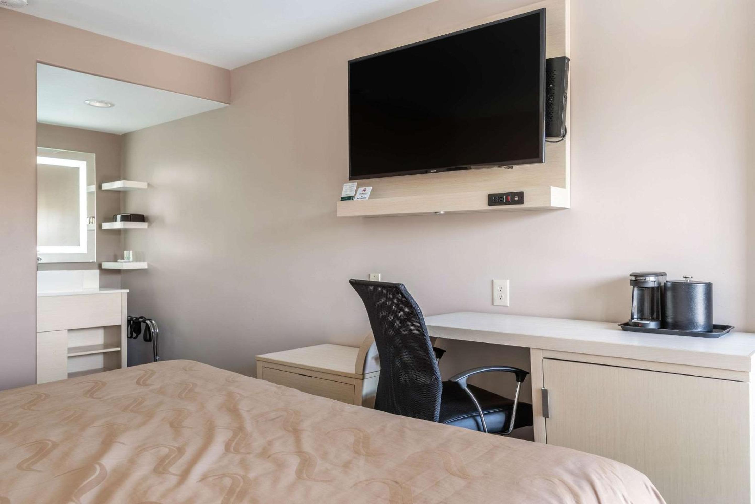 King Room - Non-Smoking photo 2