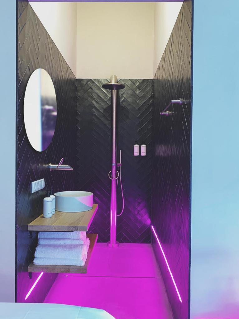 Deluxe King Studio with Bath Tub - Photo 10