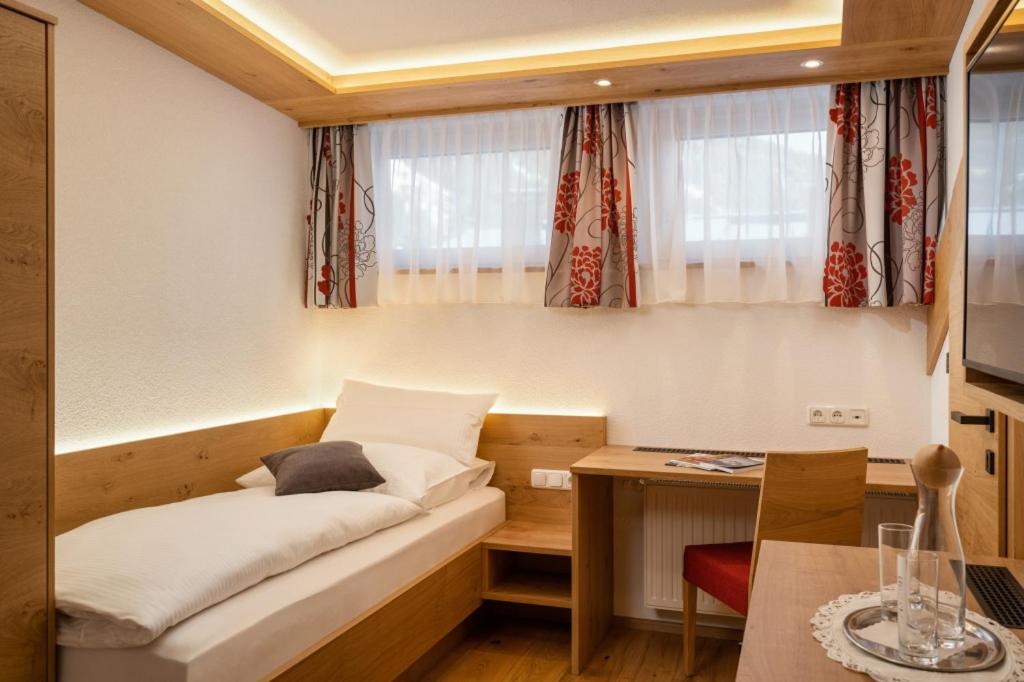 Standard Twin Room - Photo 1