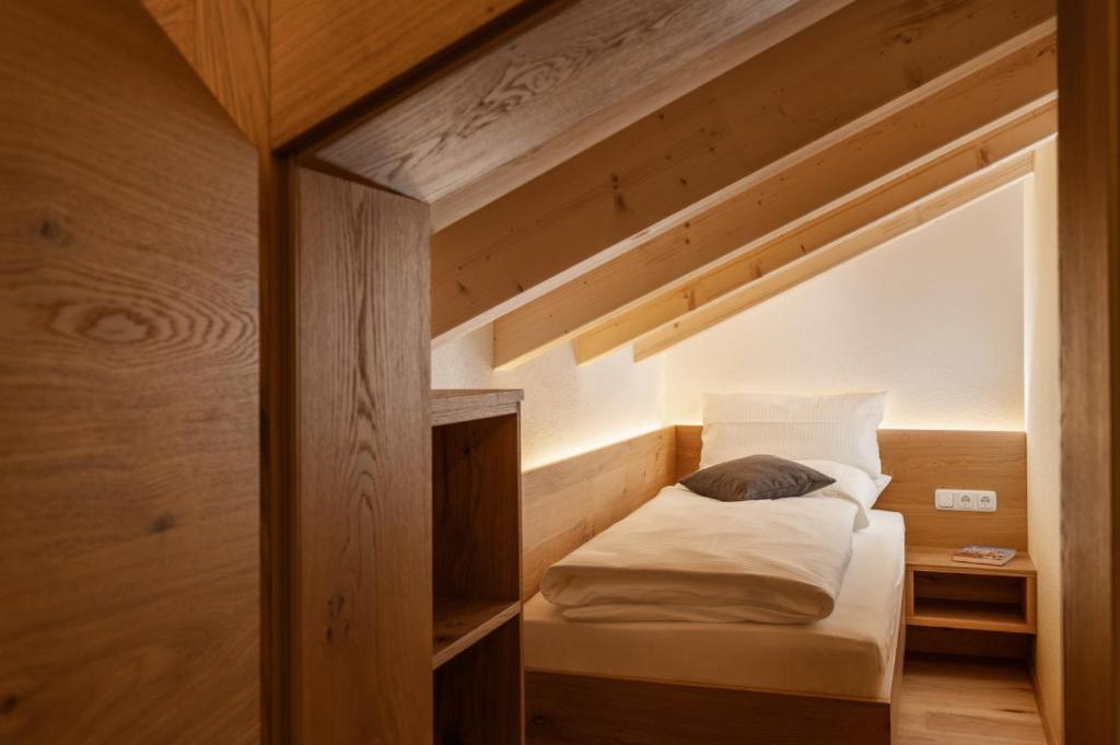 Standard Twin Room - Photo 3