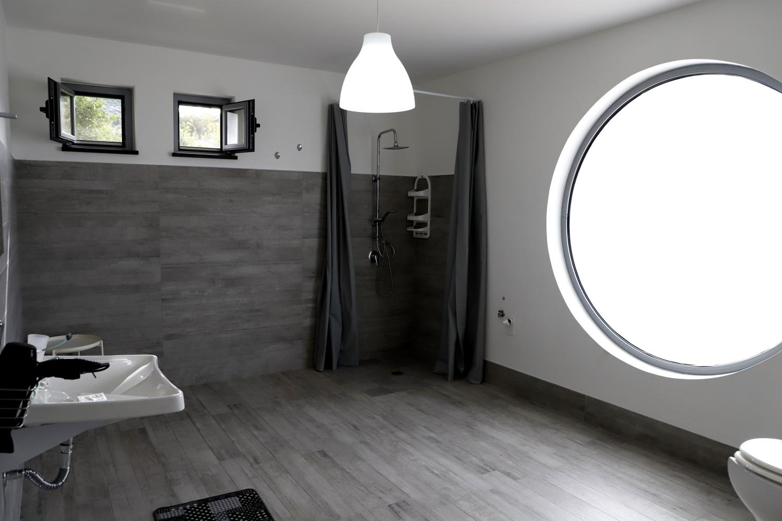 King Room - Disability Access photo 2