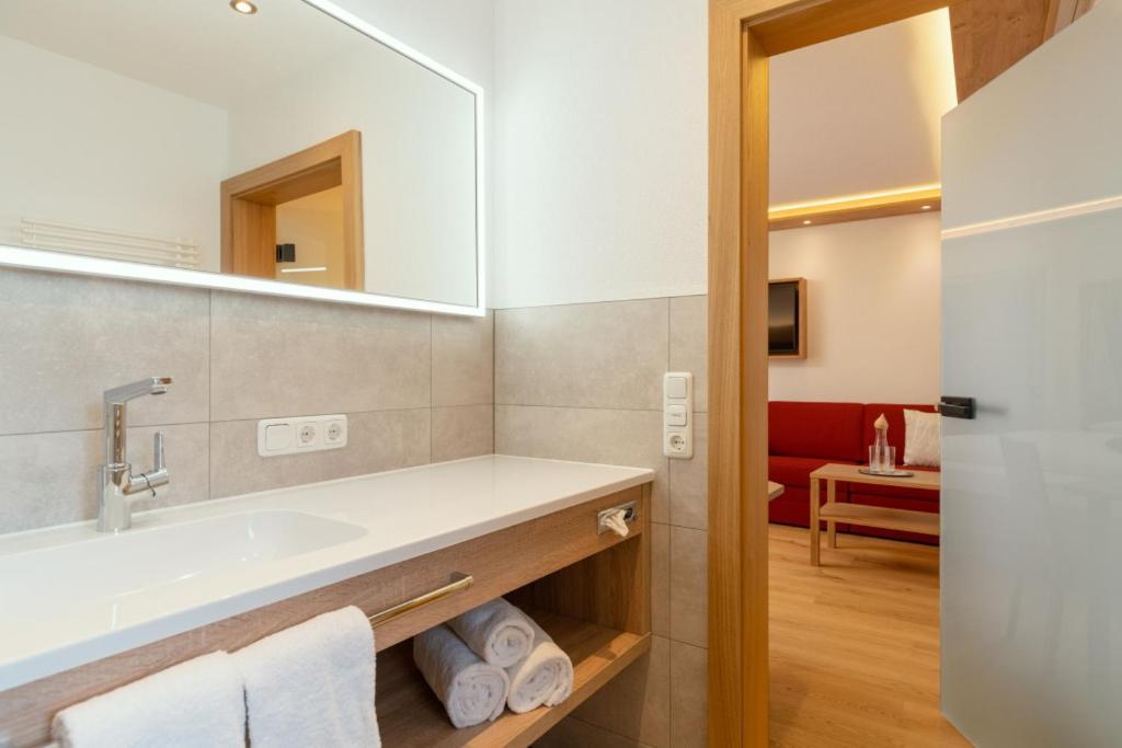 Double Room with Balcony - Photo 4