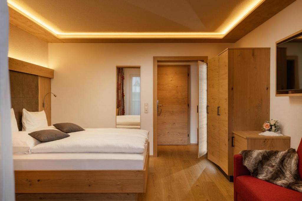 Double Room with Balcony - Photo 5