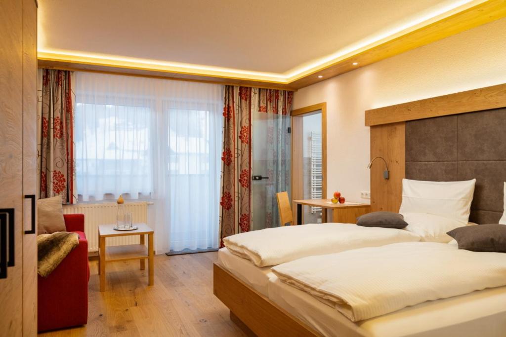 Double Room with Balcony - Photo 2
