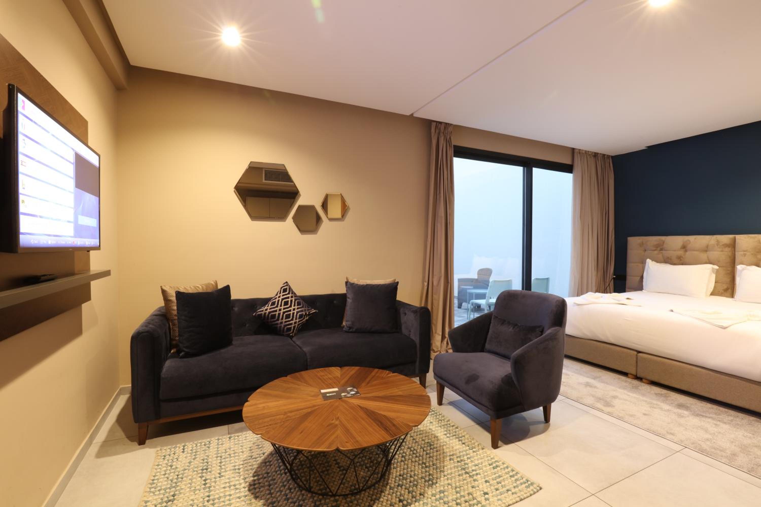 Junior Suite with Terrace - Photo 8