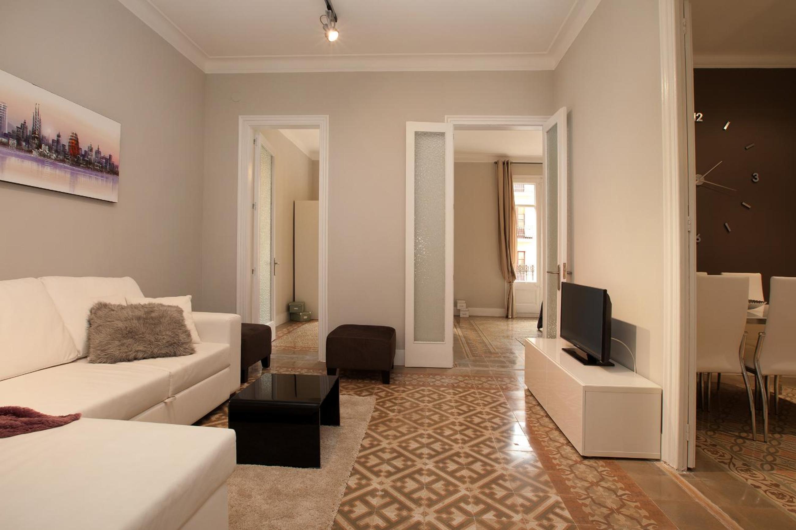Three-Bedroom Apartment with Balcony photo 3