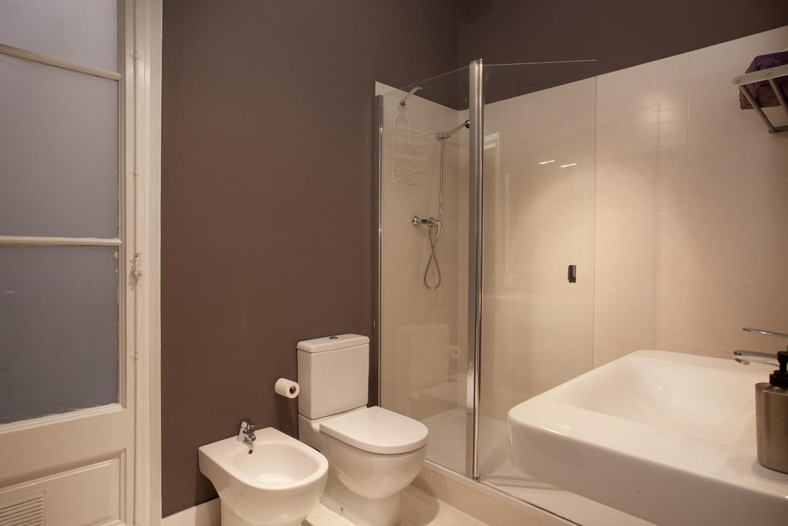 Three-Bedroom Apartment with Balcony photo 2