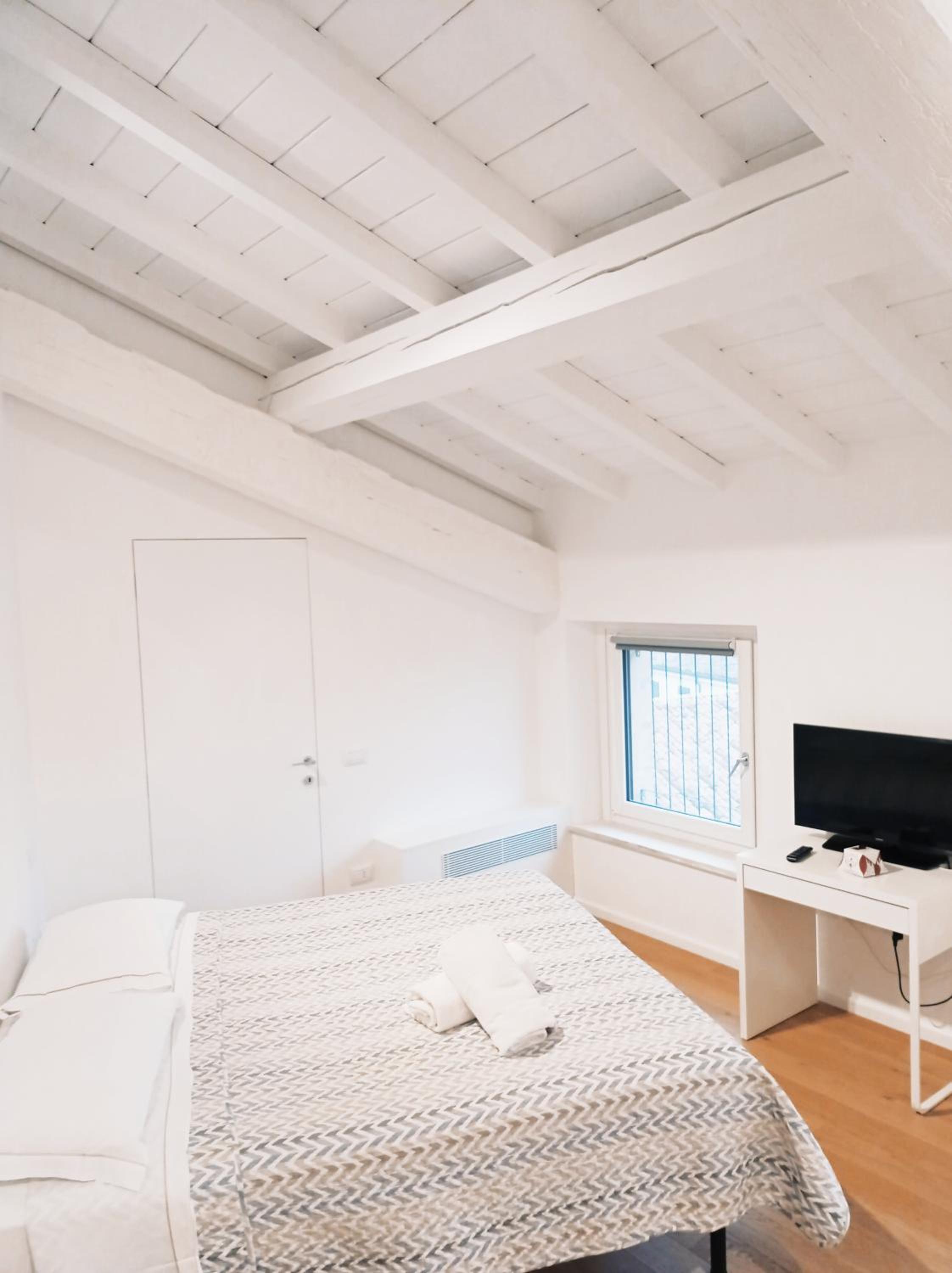 Deluxe Double or Twin Room with City View - Photo 4
