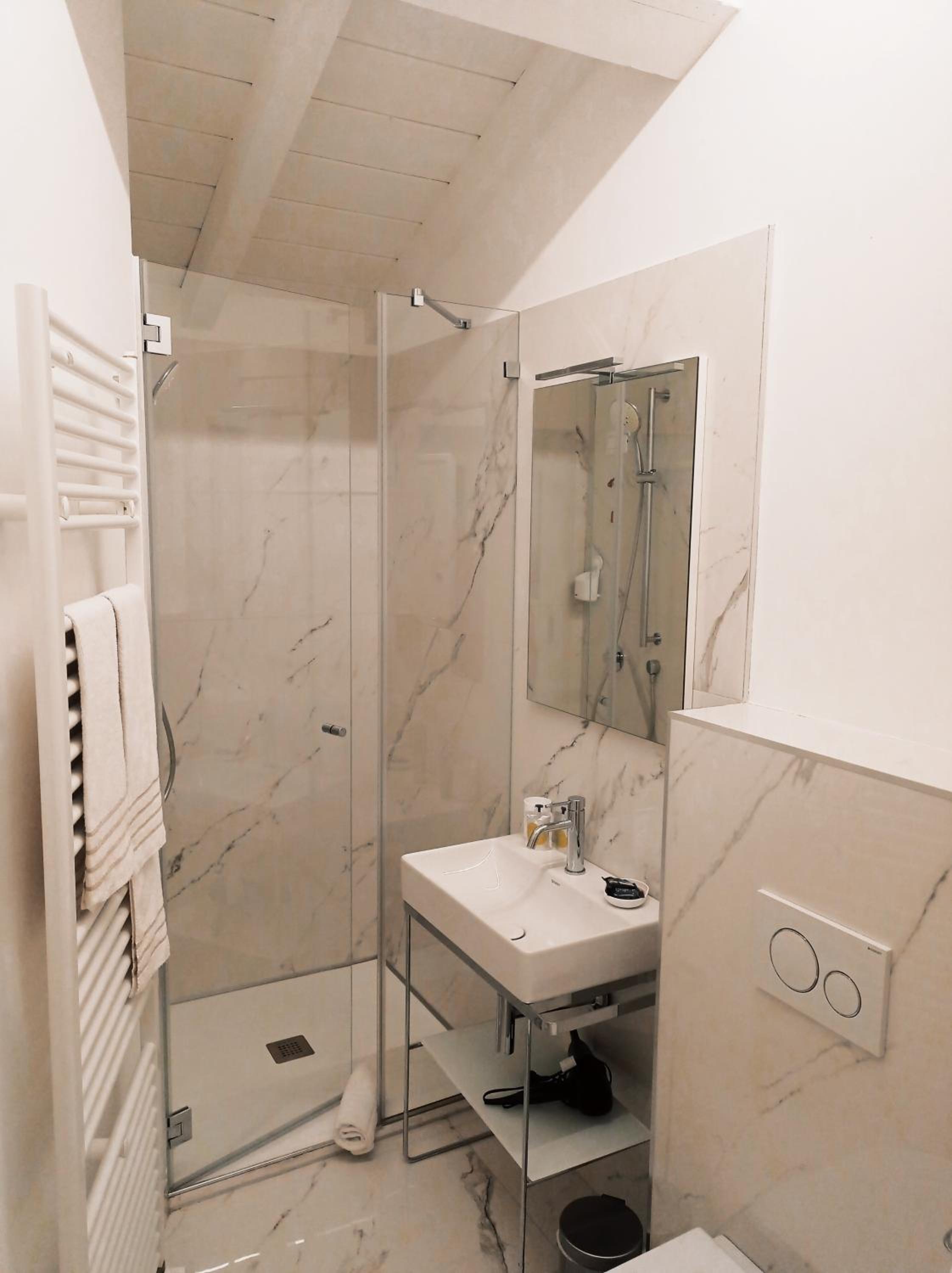Deluxe Double or Twin Room with City View - Photo 2