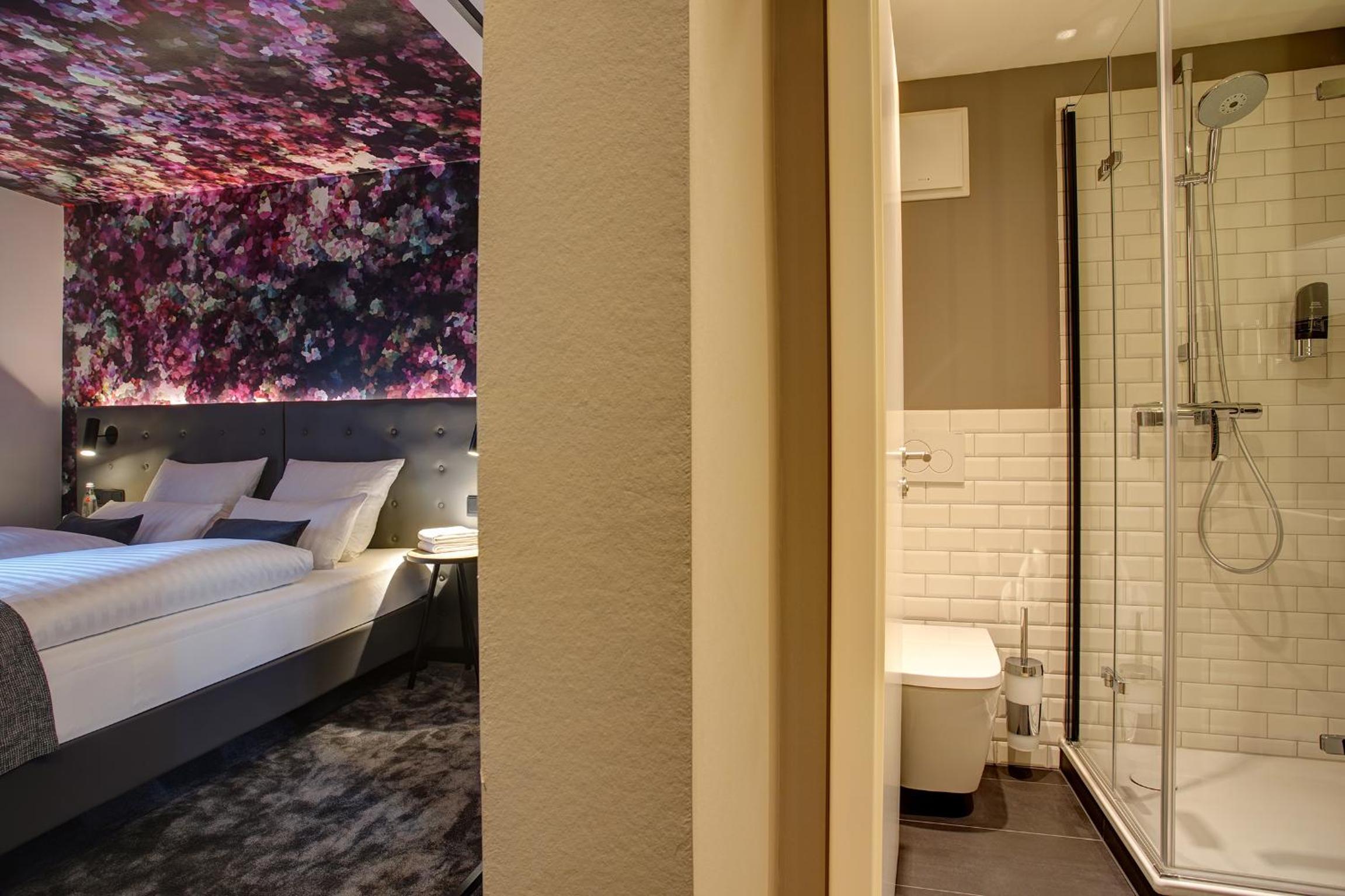 Standard Double Room thumbnail 5