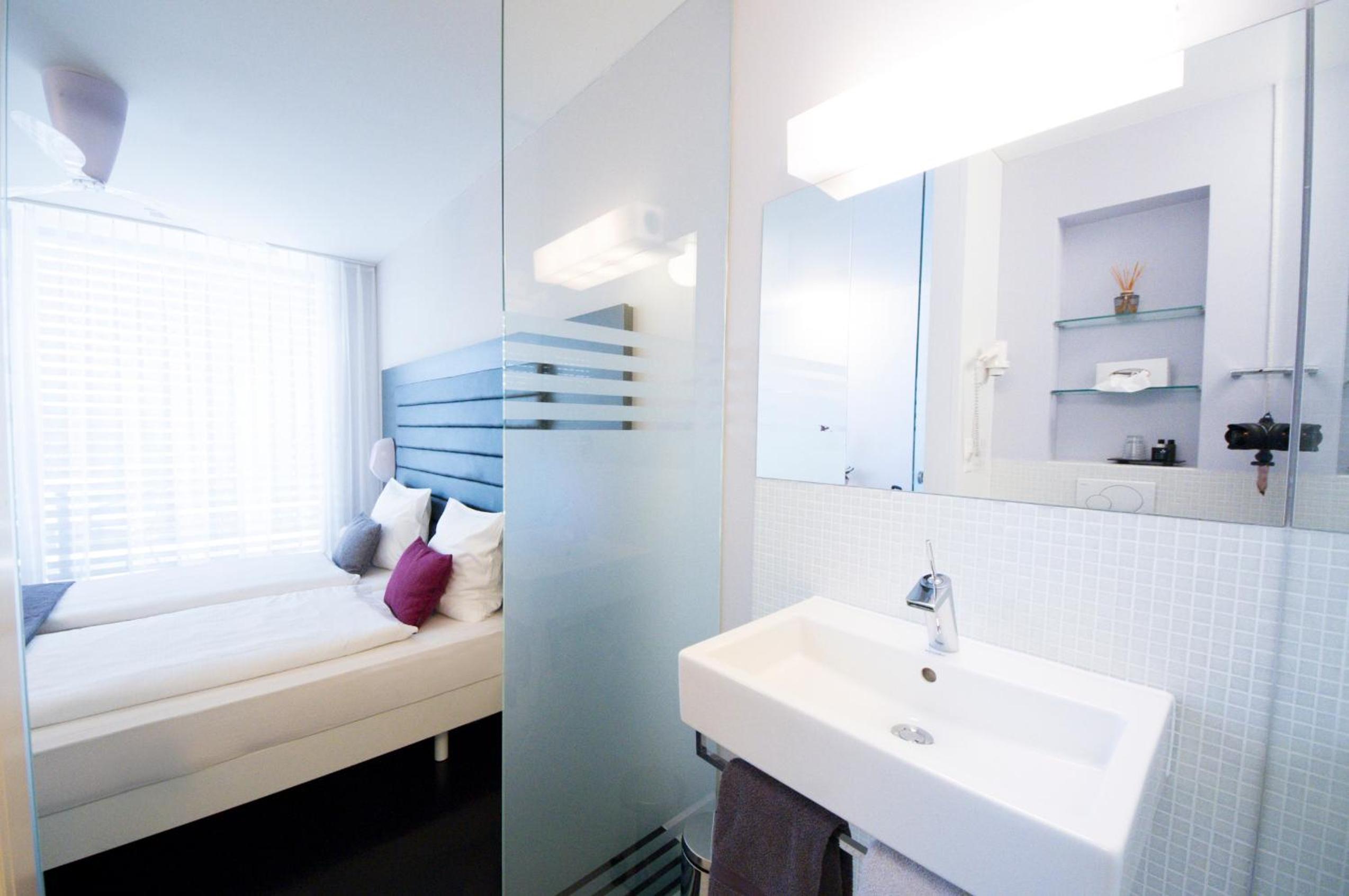 Standard Twin Room no pet - Photo 3