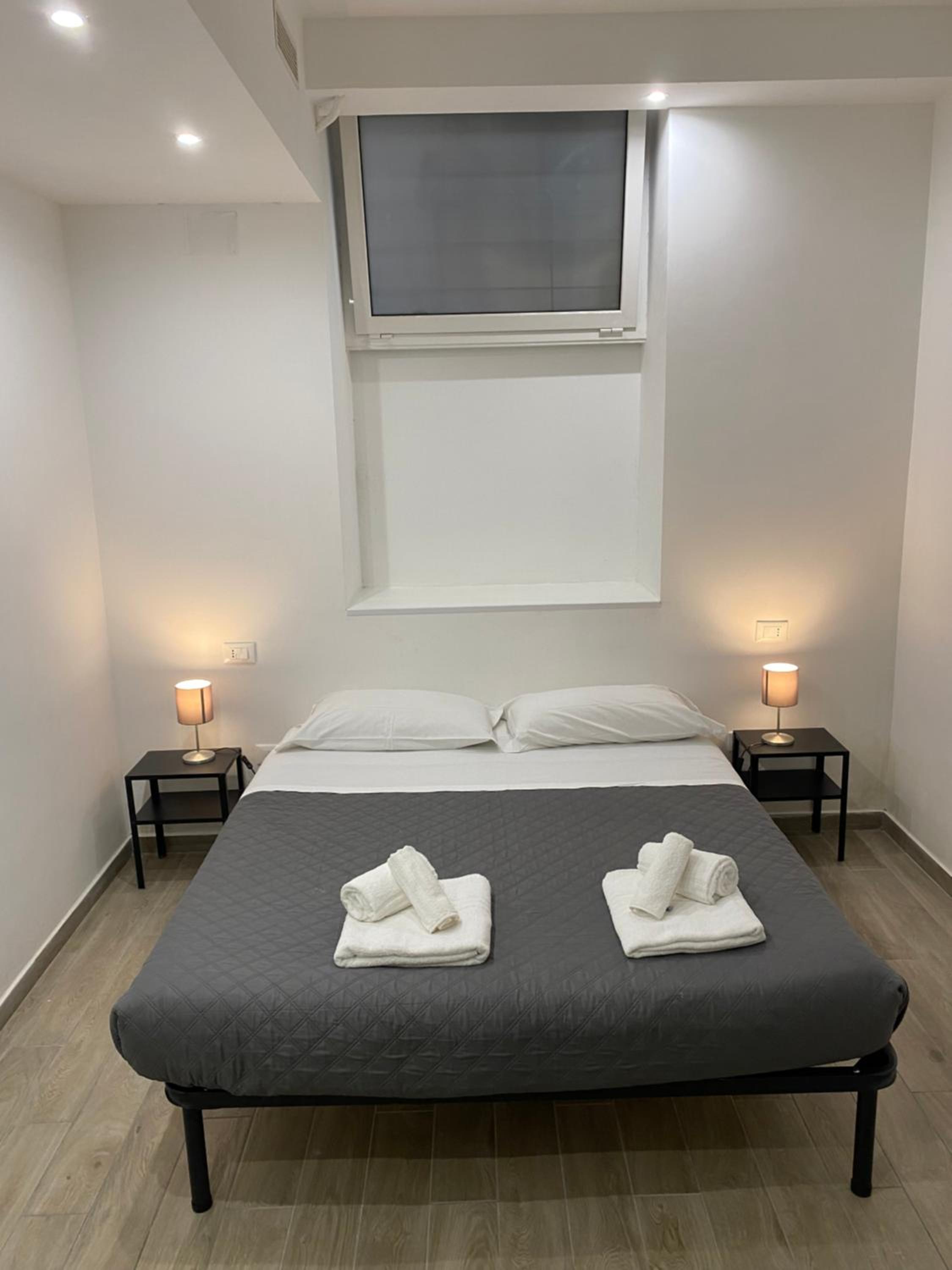 Double Room with Queen Bed - Basement photo 3
