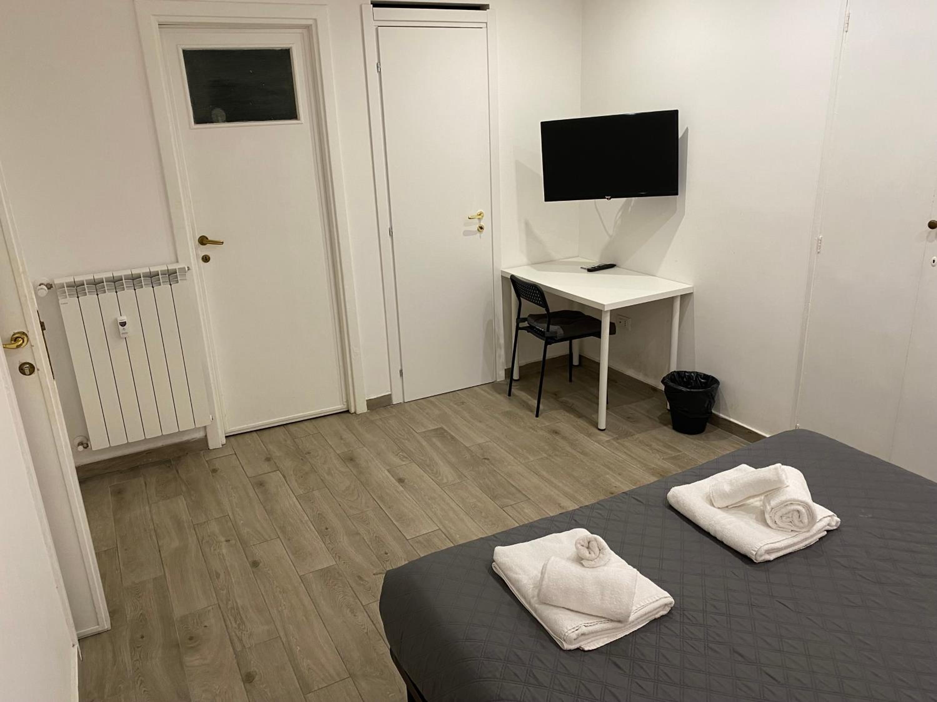Double Room with Queen Bed - Basement photo 2