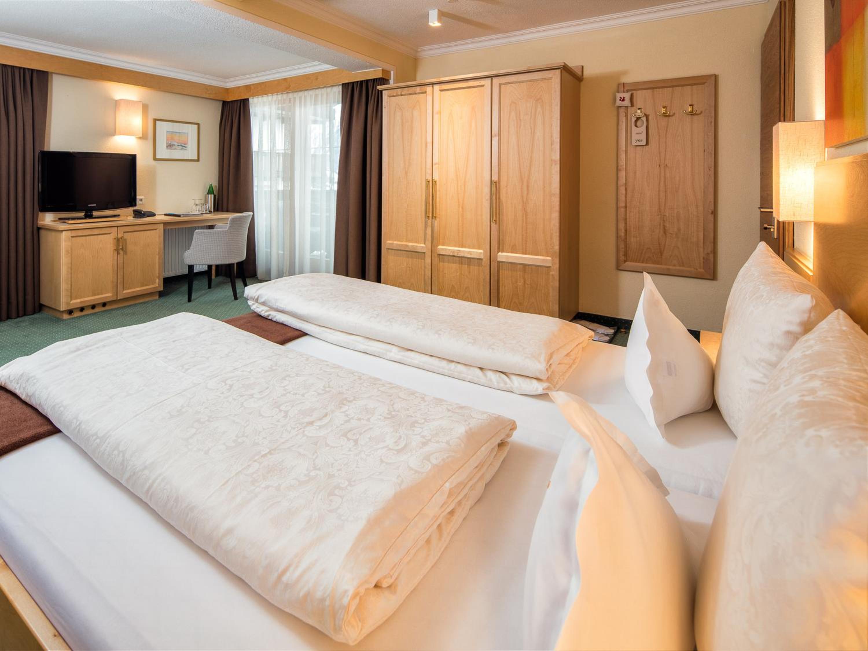 Deluxe Double Room with Extra Bed photo 2