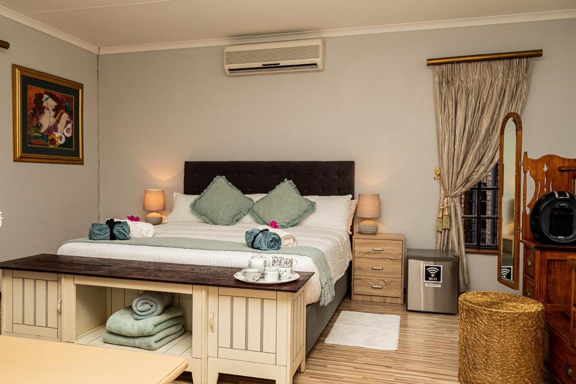 Honeymoon Suite - Photo 16