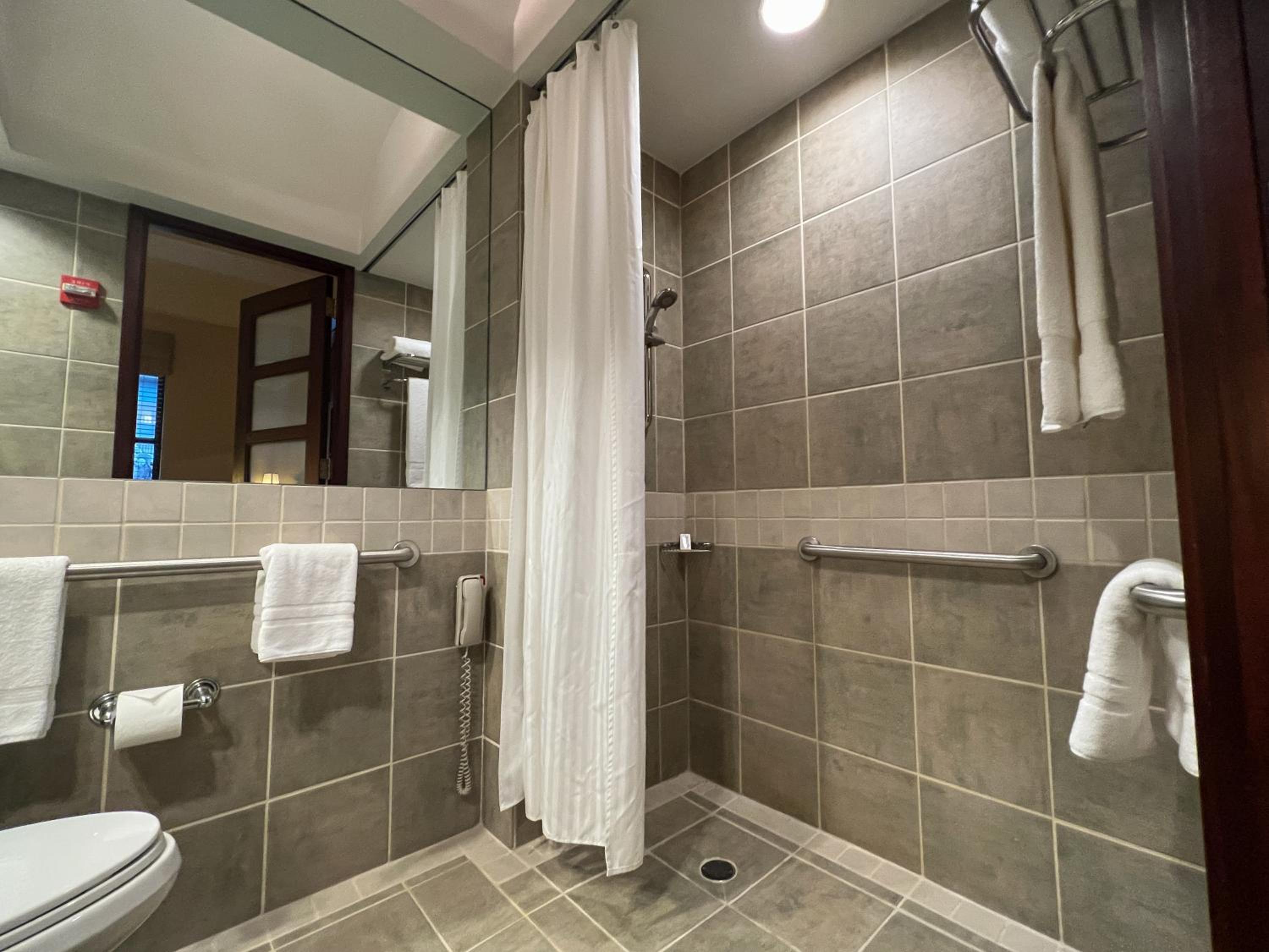 Queen Room - Disability Access photo 2