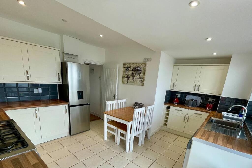 Three-Bedroom House photo 2
