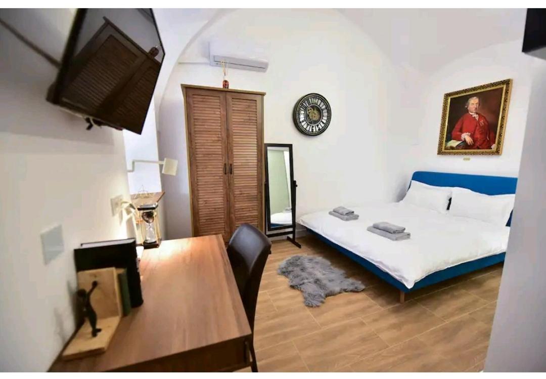 One-Bedroom Apartment - Photo 1