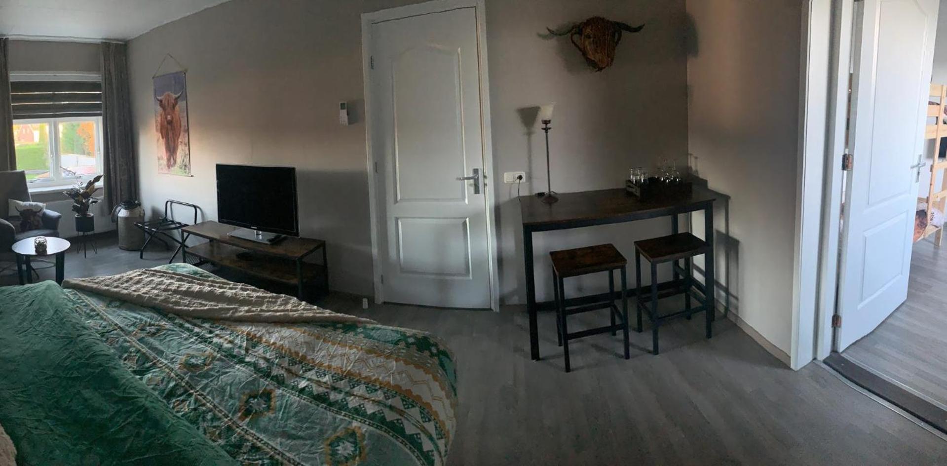 Family Room with Private Bathroom - Photo 3