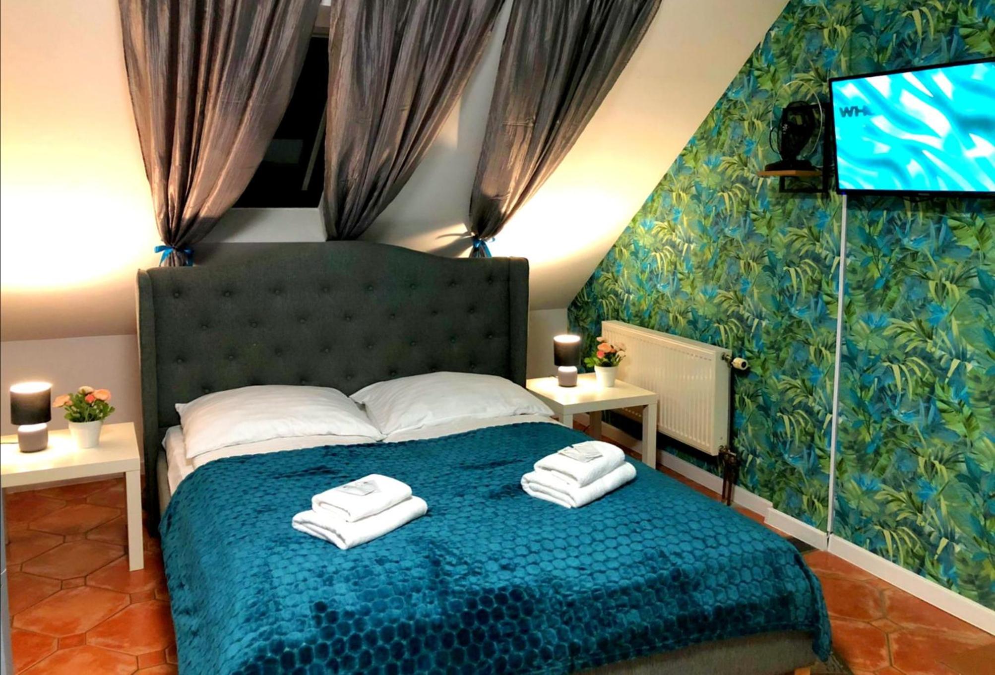 Apartment with Balcony - Photo 8
