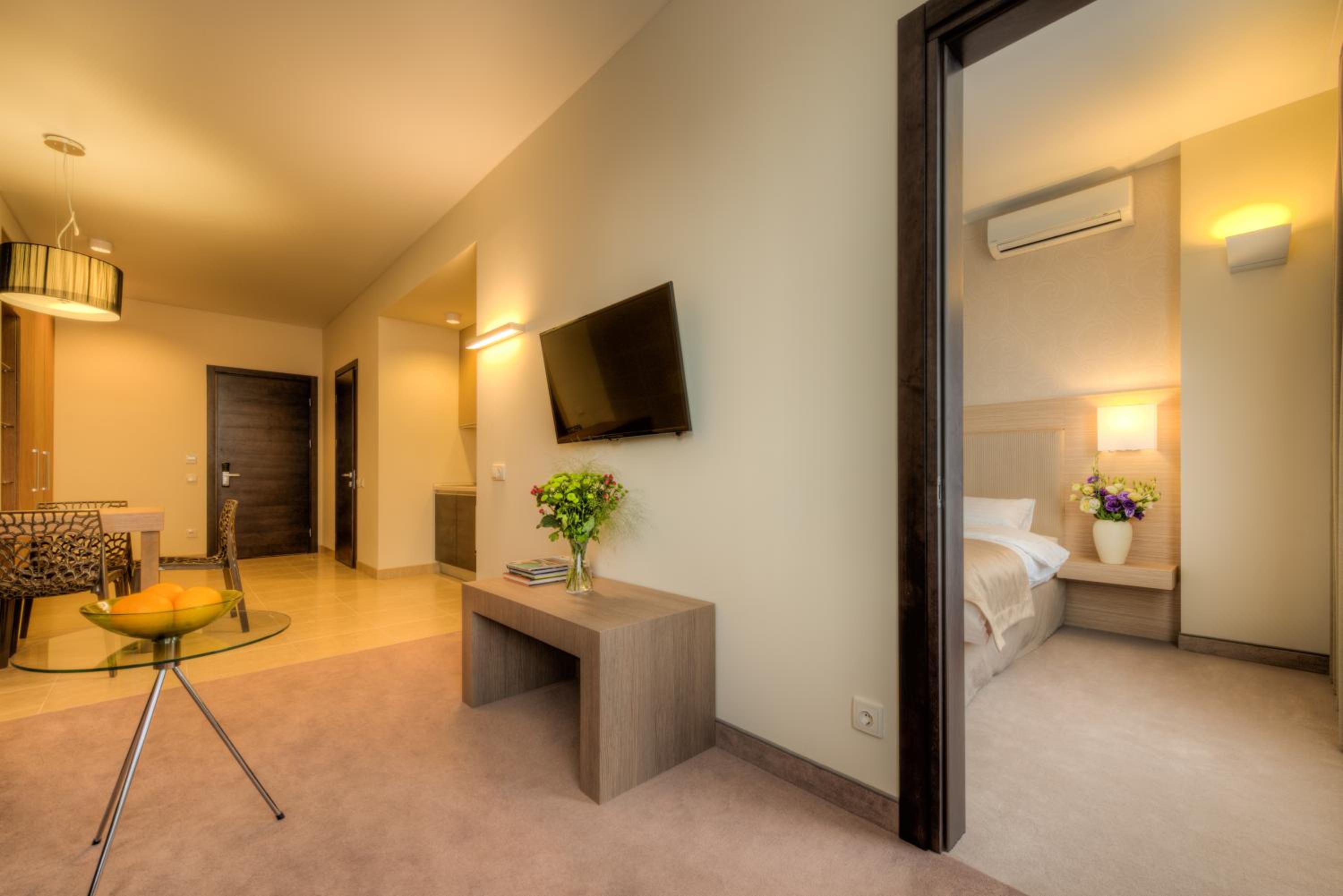 One-Bedroom Apartment photo 1