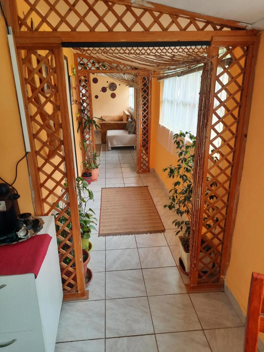 Five-Bedroom House photo 1