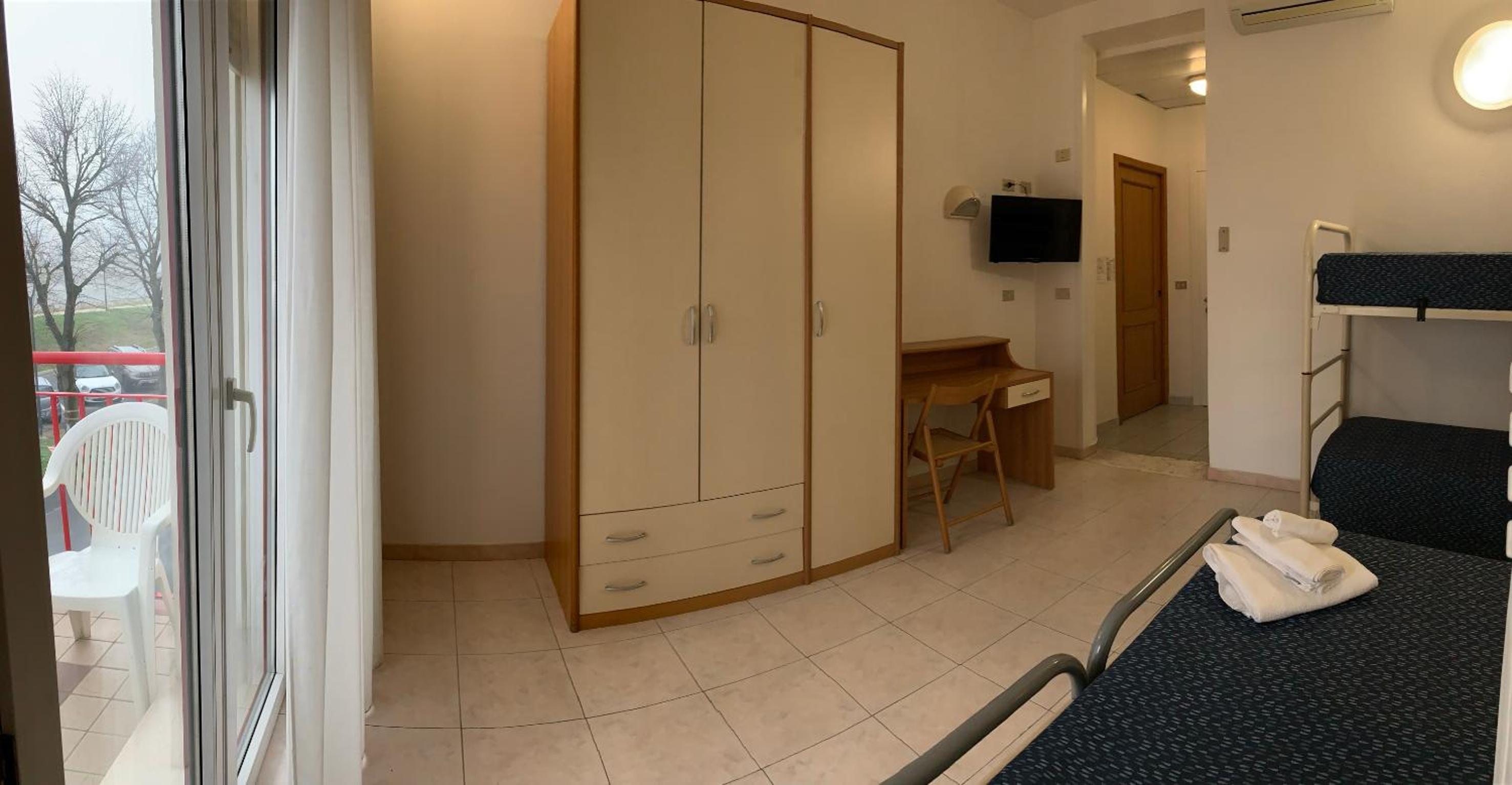 Quadruple Room with Balcony - Photo 13