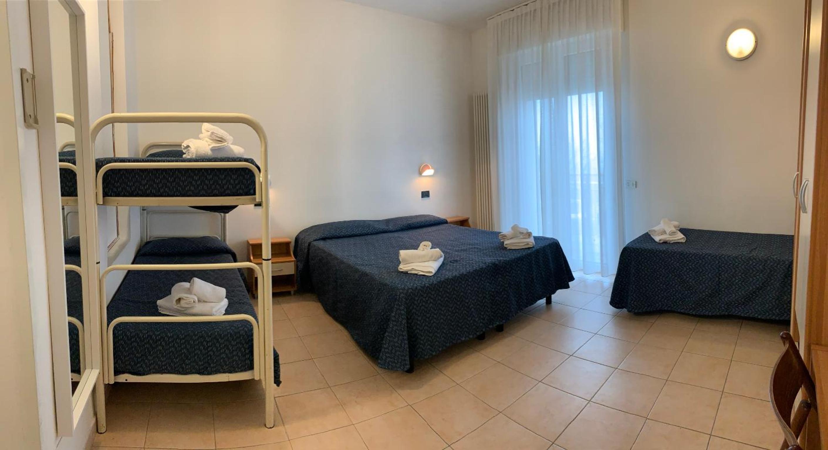 Quadruple Room with Balcony - Photo 25
