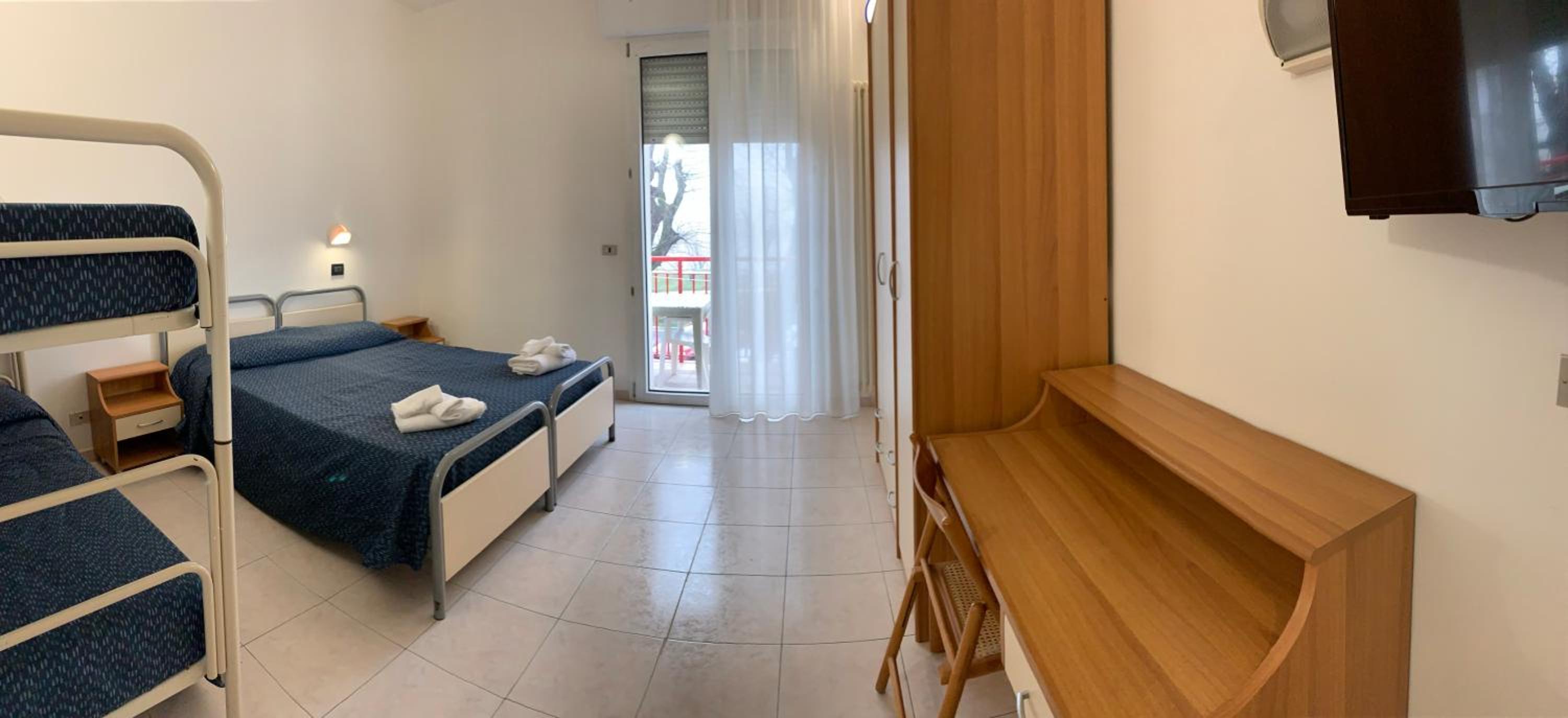 Quadruple Room with Balcony - Photo 14