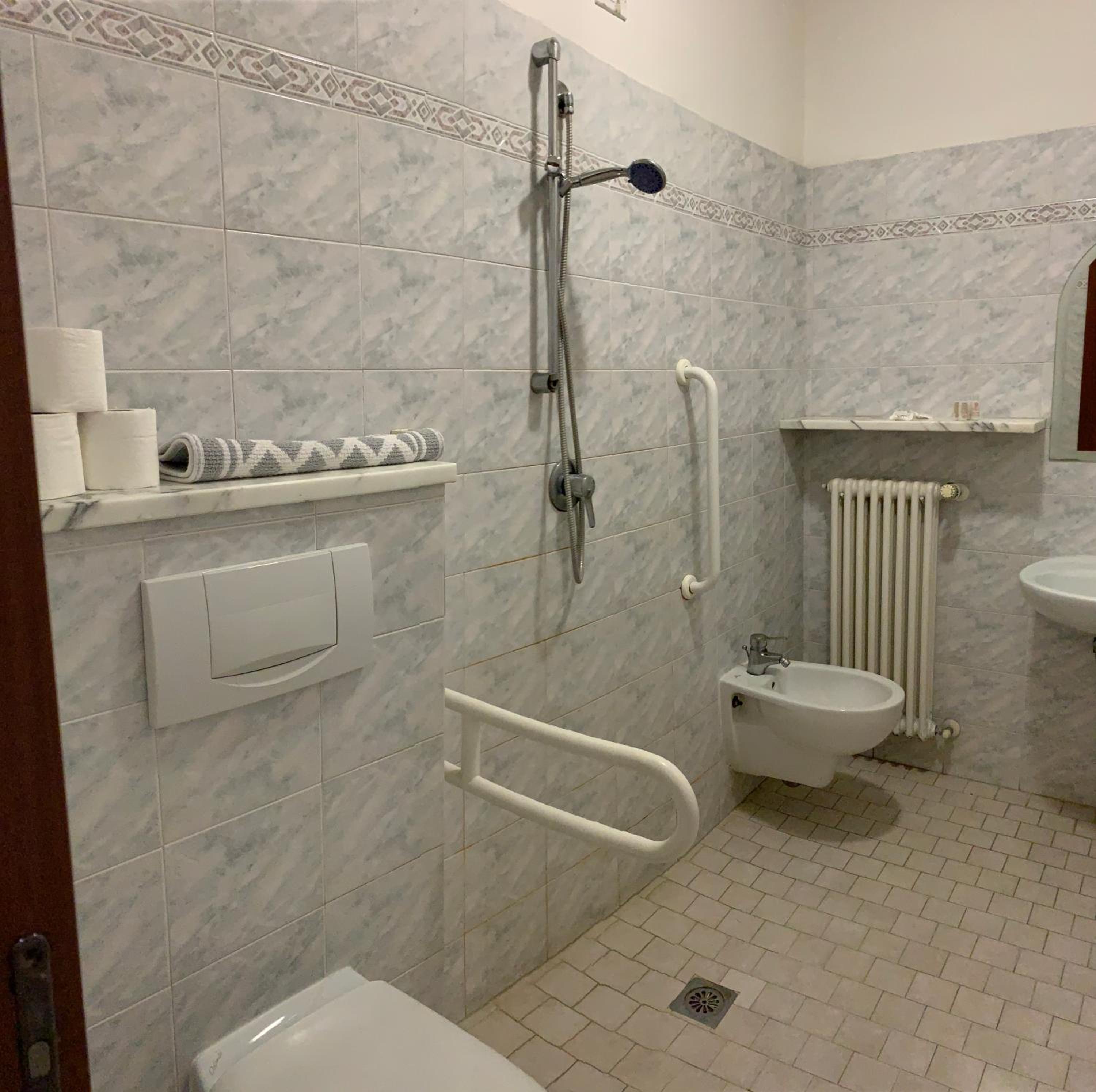 Quadruple Room with Balcony - Photo 34