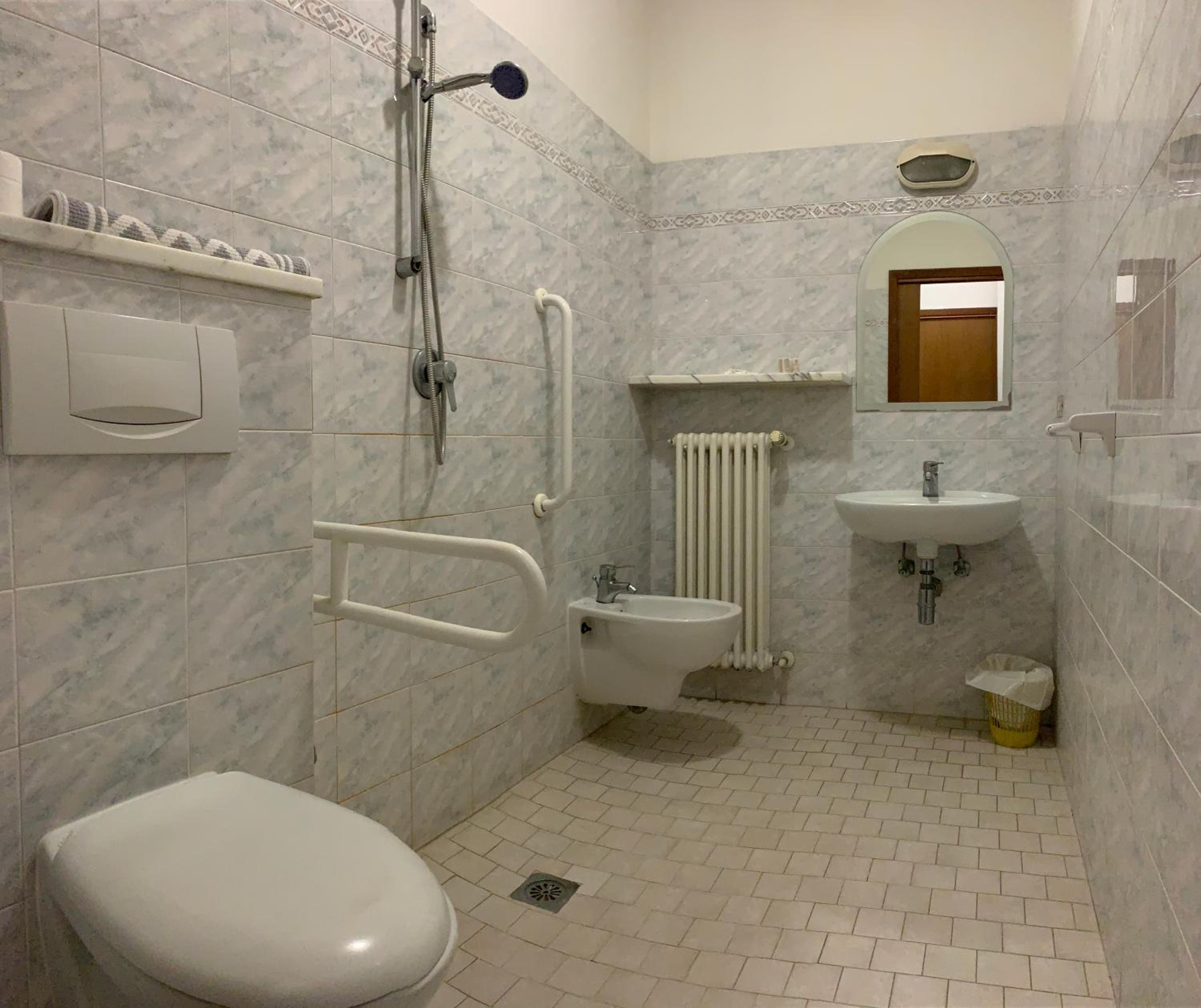 Quadruple Room with Balcony - Photo 15