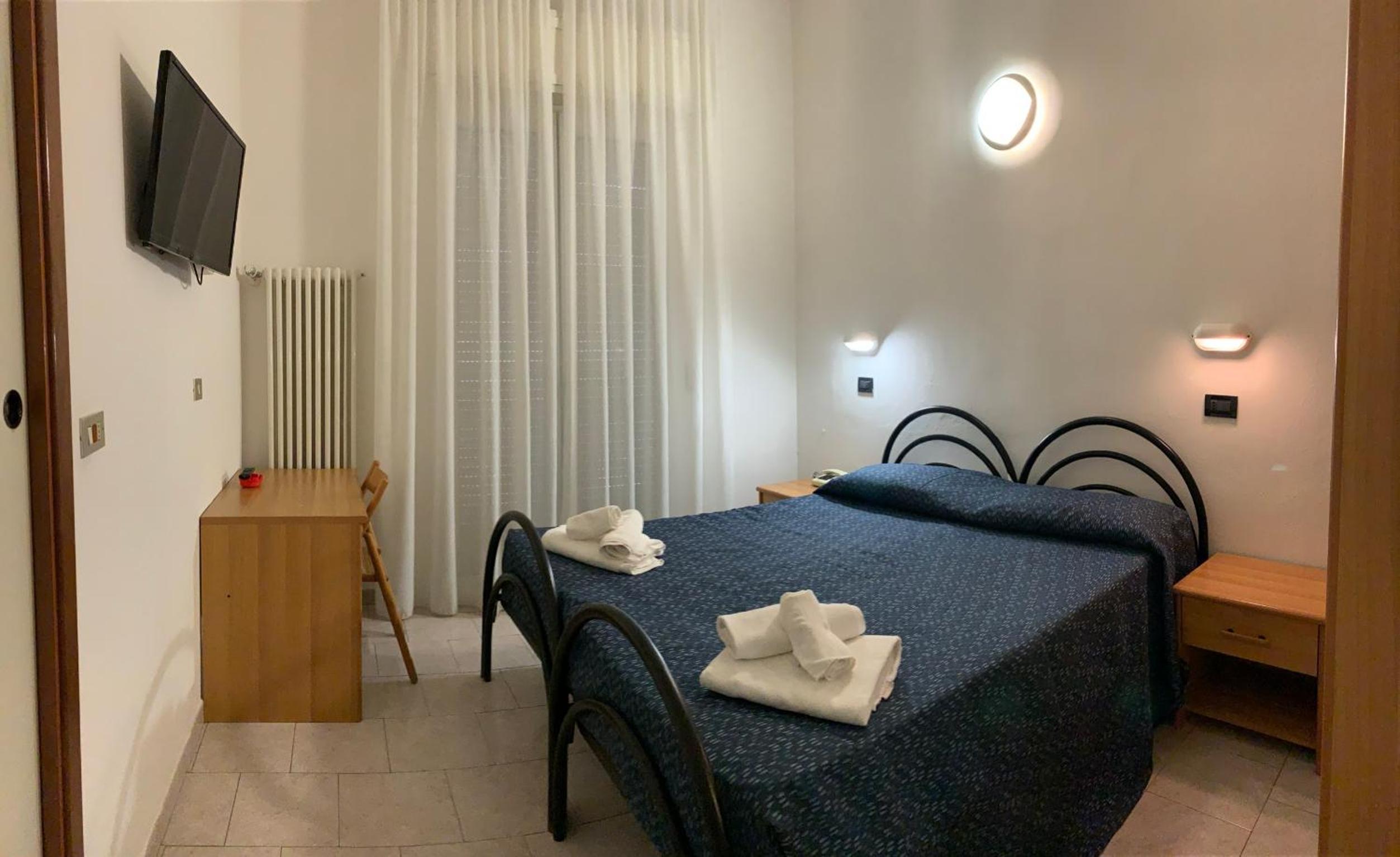 Double or Twin Room with Balcony - Photo 23