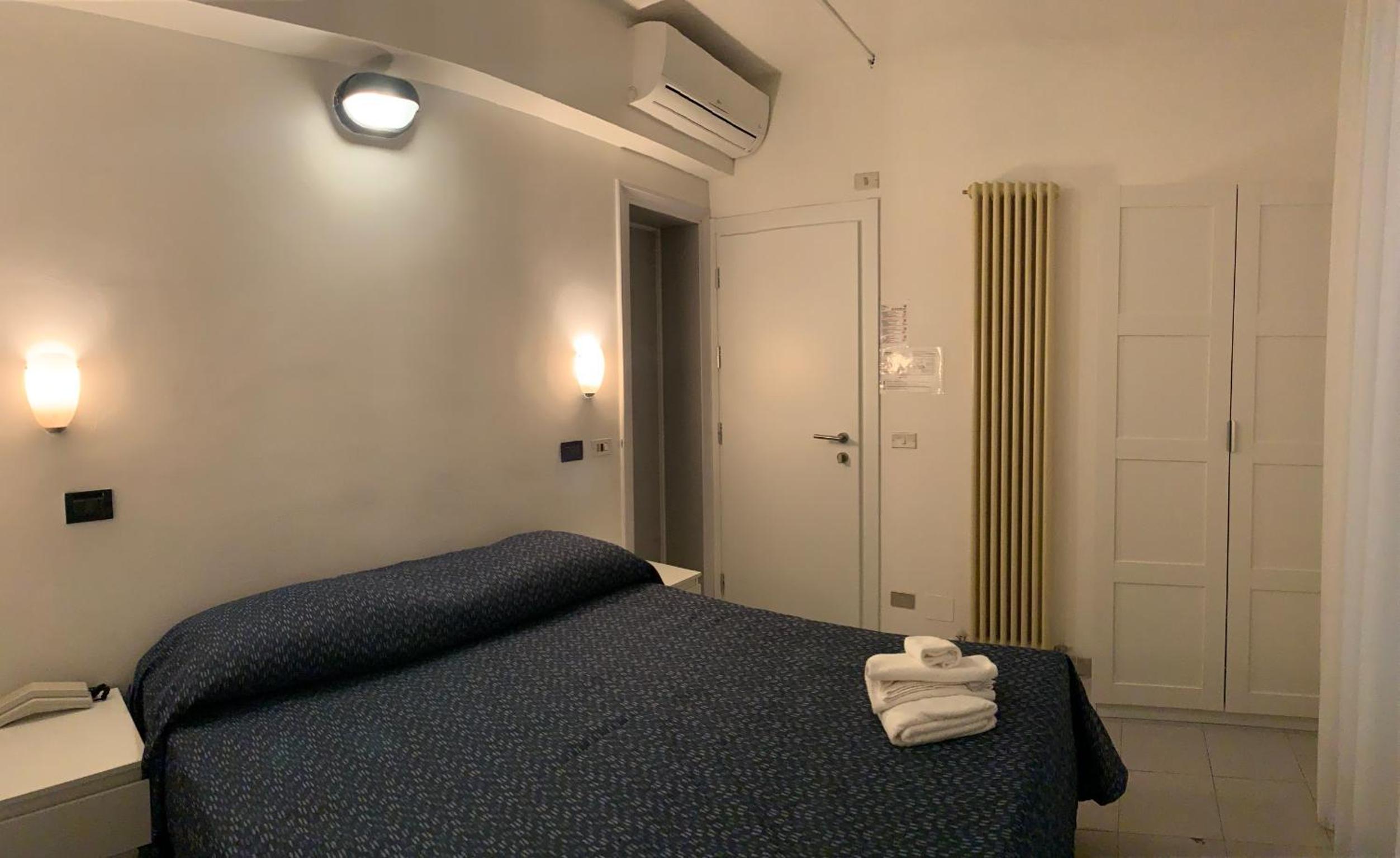 Double or Twin Room with Balcony - Photo 19