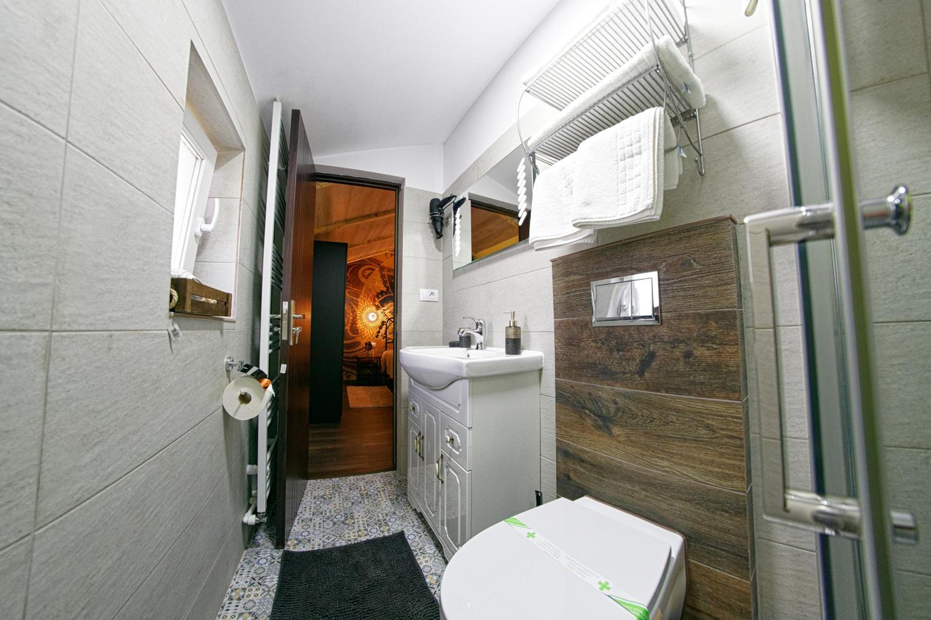 Double Room with Private Bathroom - Photo 3