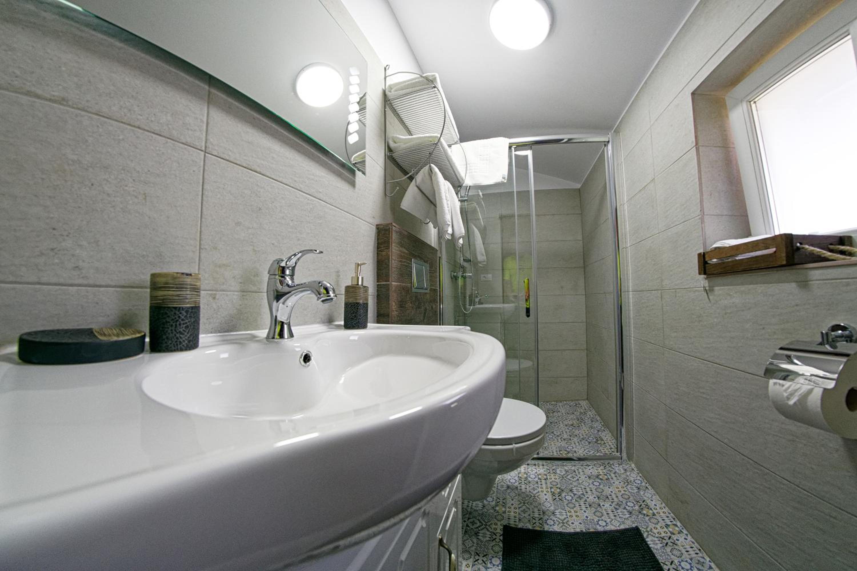 Double Room with Private Bathroom - Photo 4
