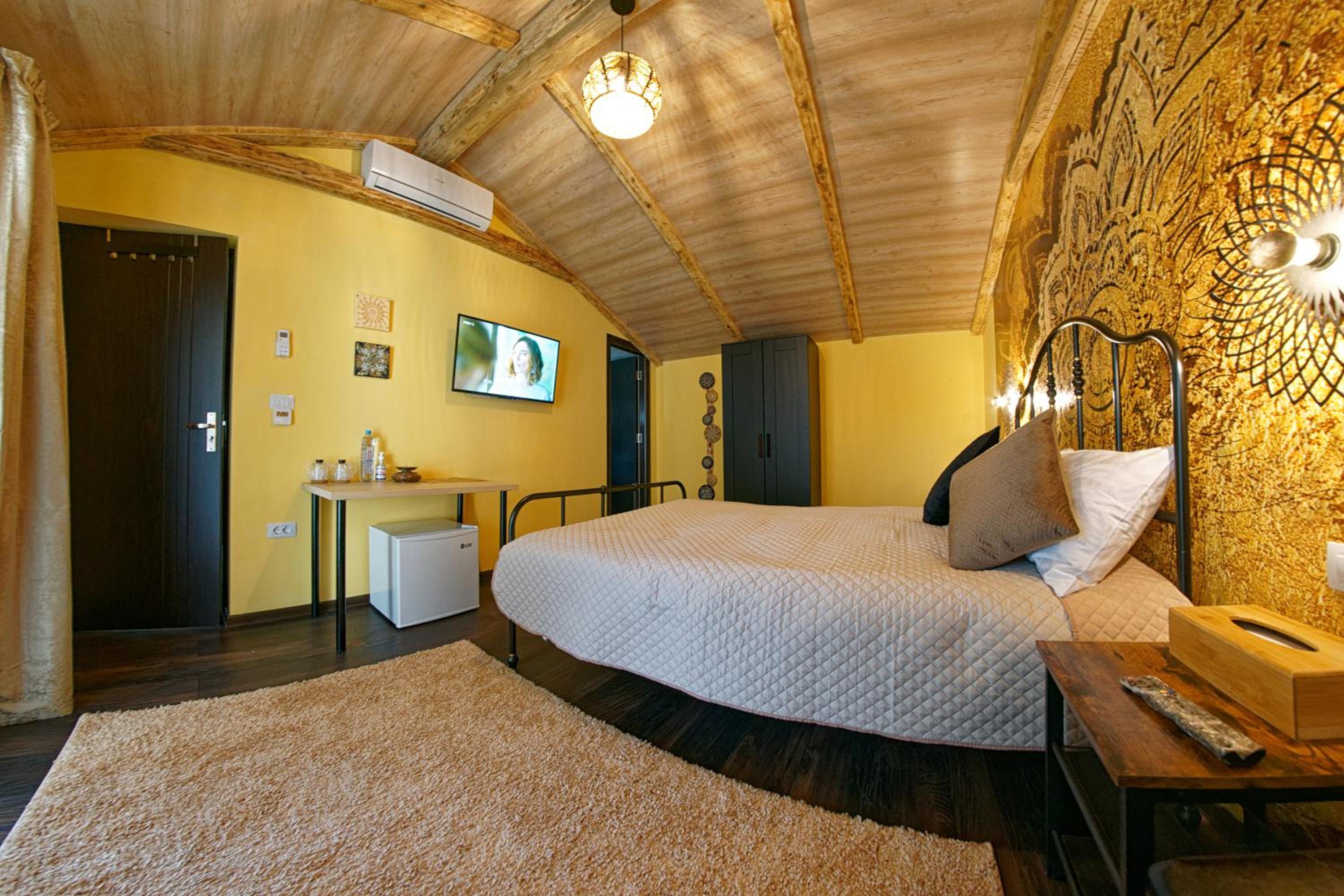 Double Room with Private Bathroom - Photo 6