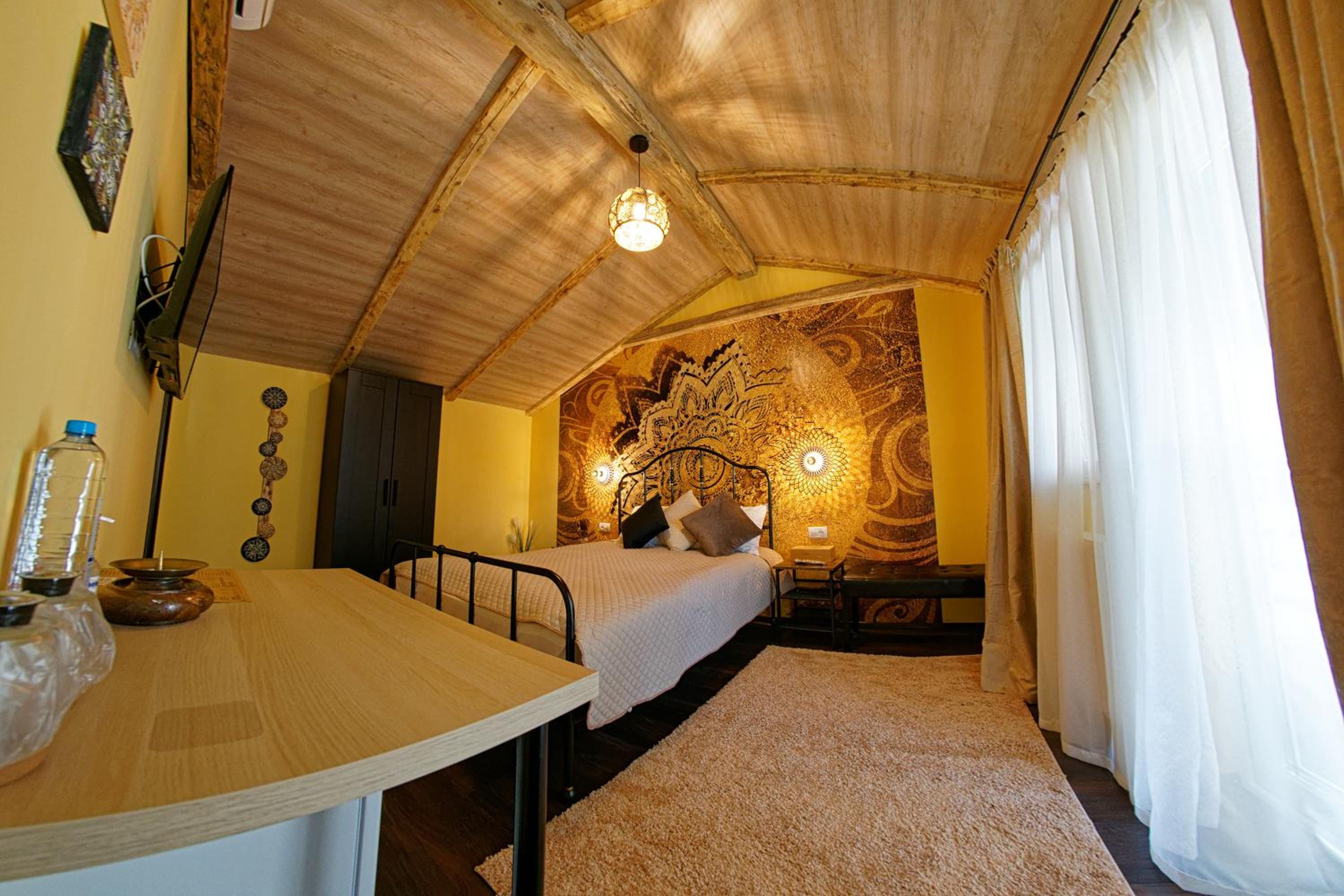 Double Room with Private Bathroom - Photo 8