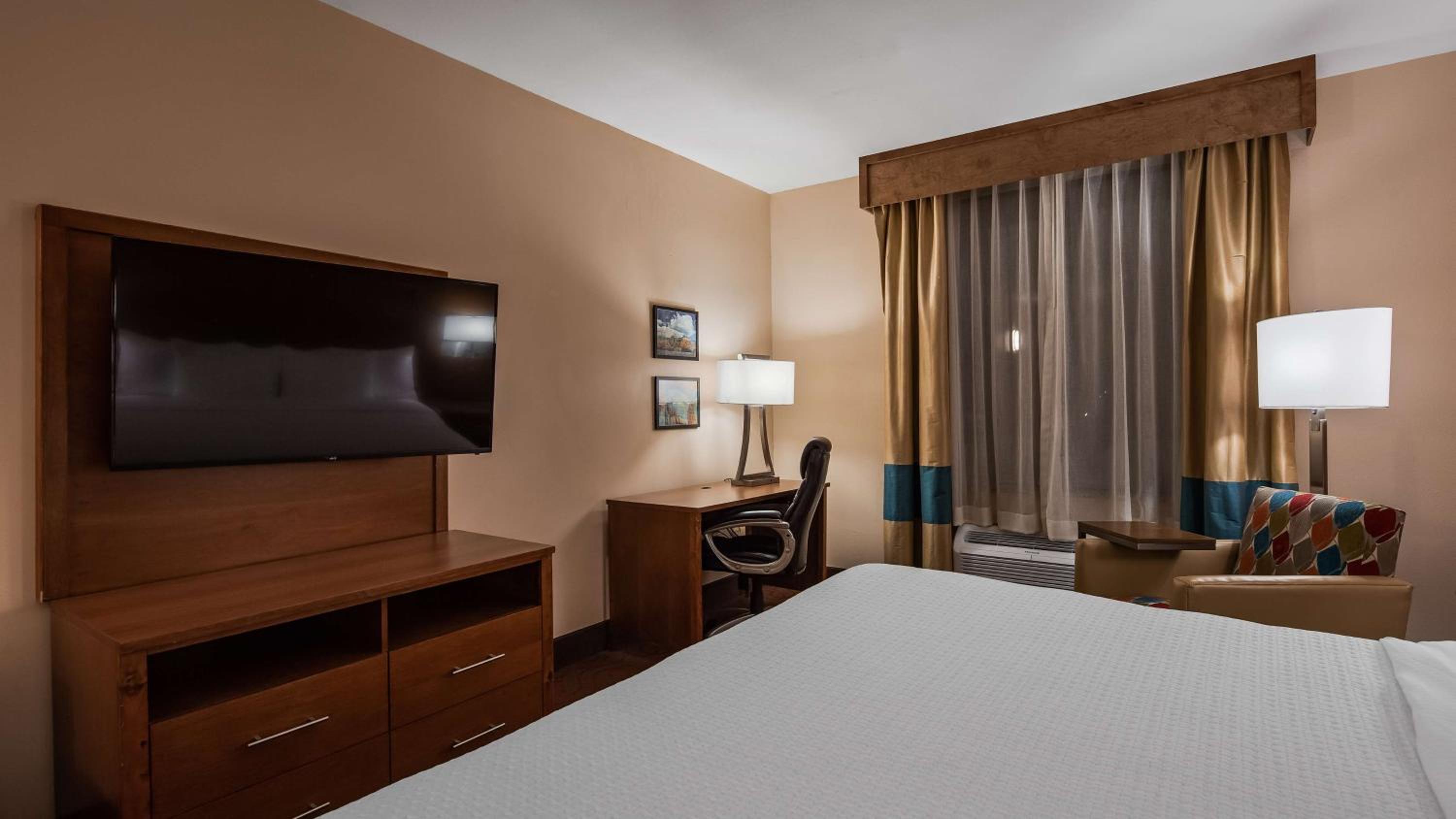 King Room - Non-Smoking - Photo 10