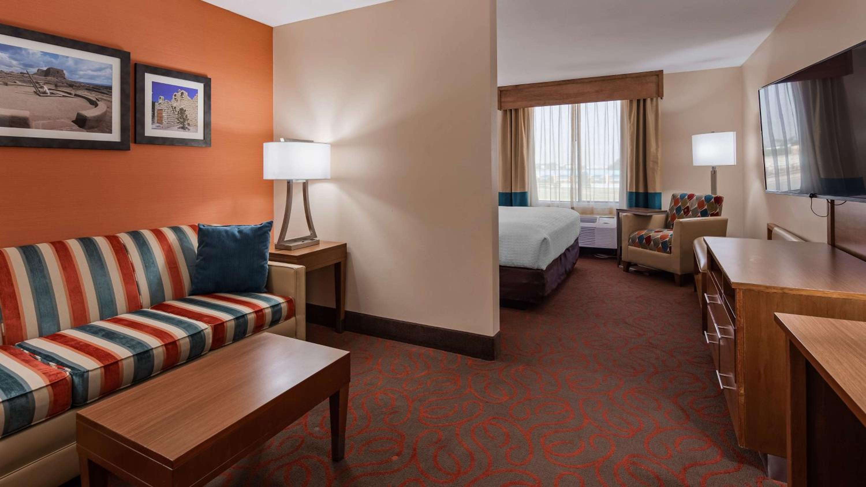 King Suite with Sofa Bed - Non-Smoking - Photo 4