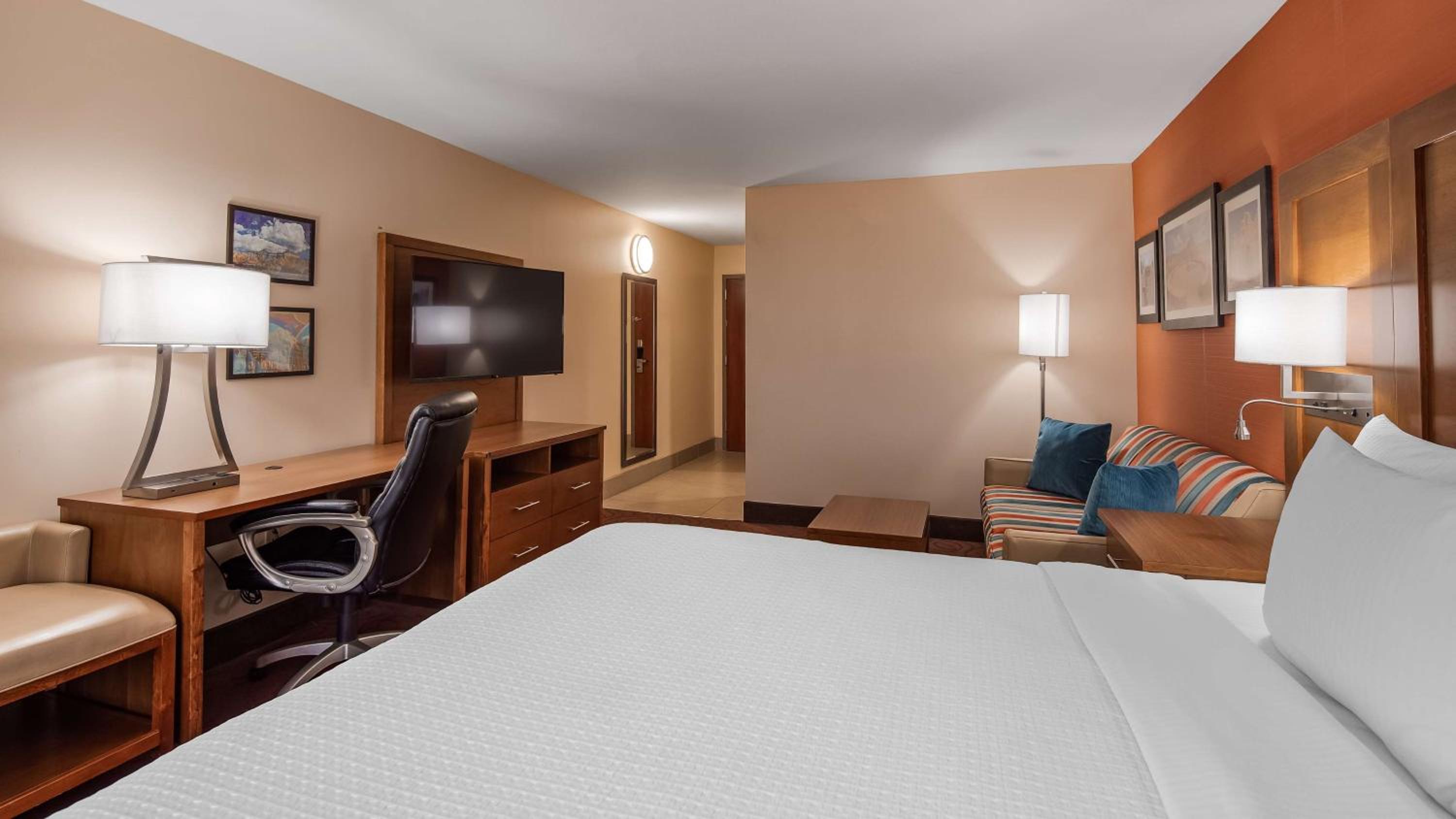 King Suite with Sofa Bed - Non-Smoking - Photo 10