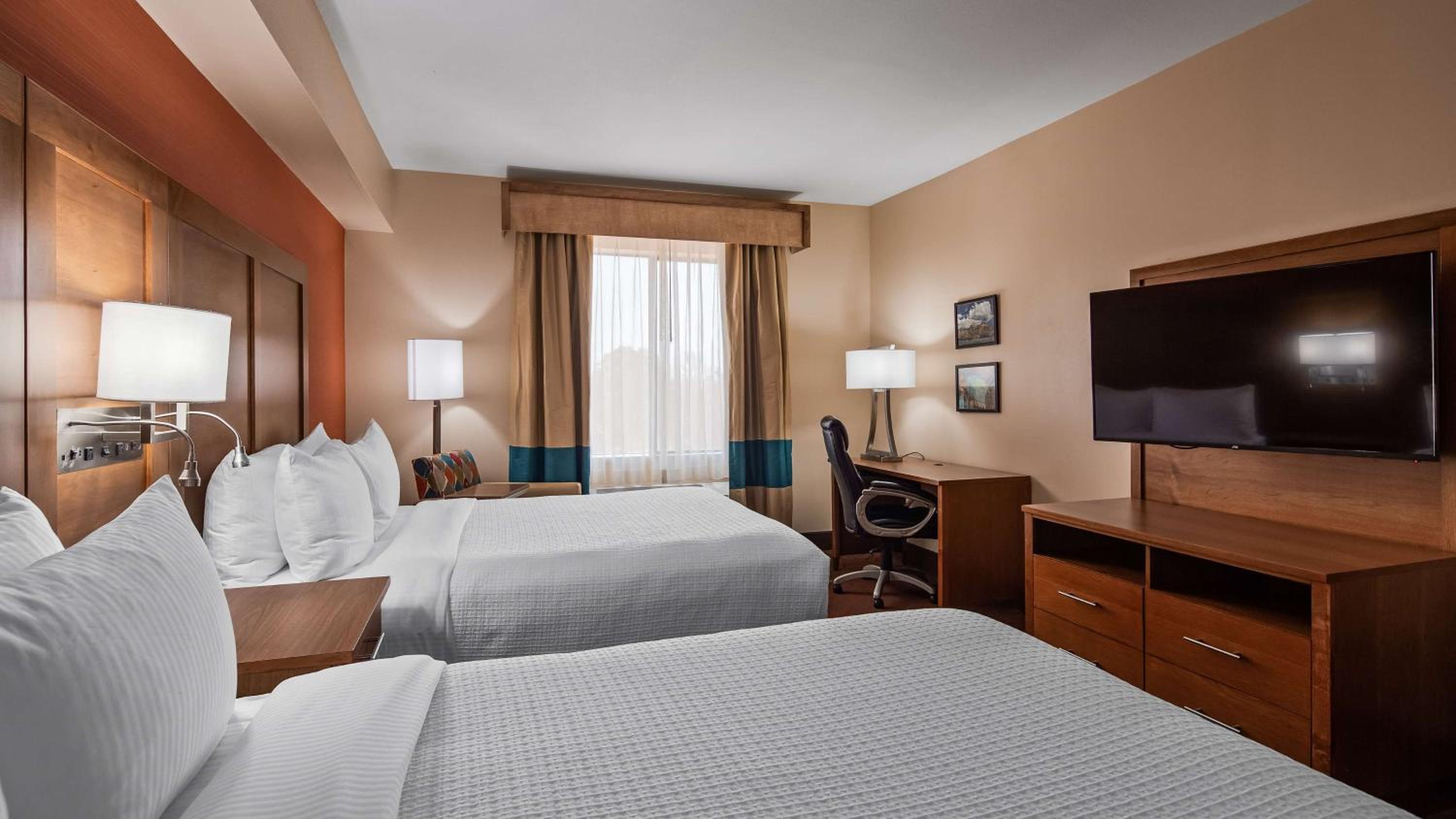 Queen Room with Two Queen Beds - Non-Smoking - Photo 4