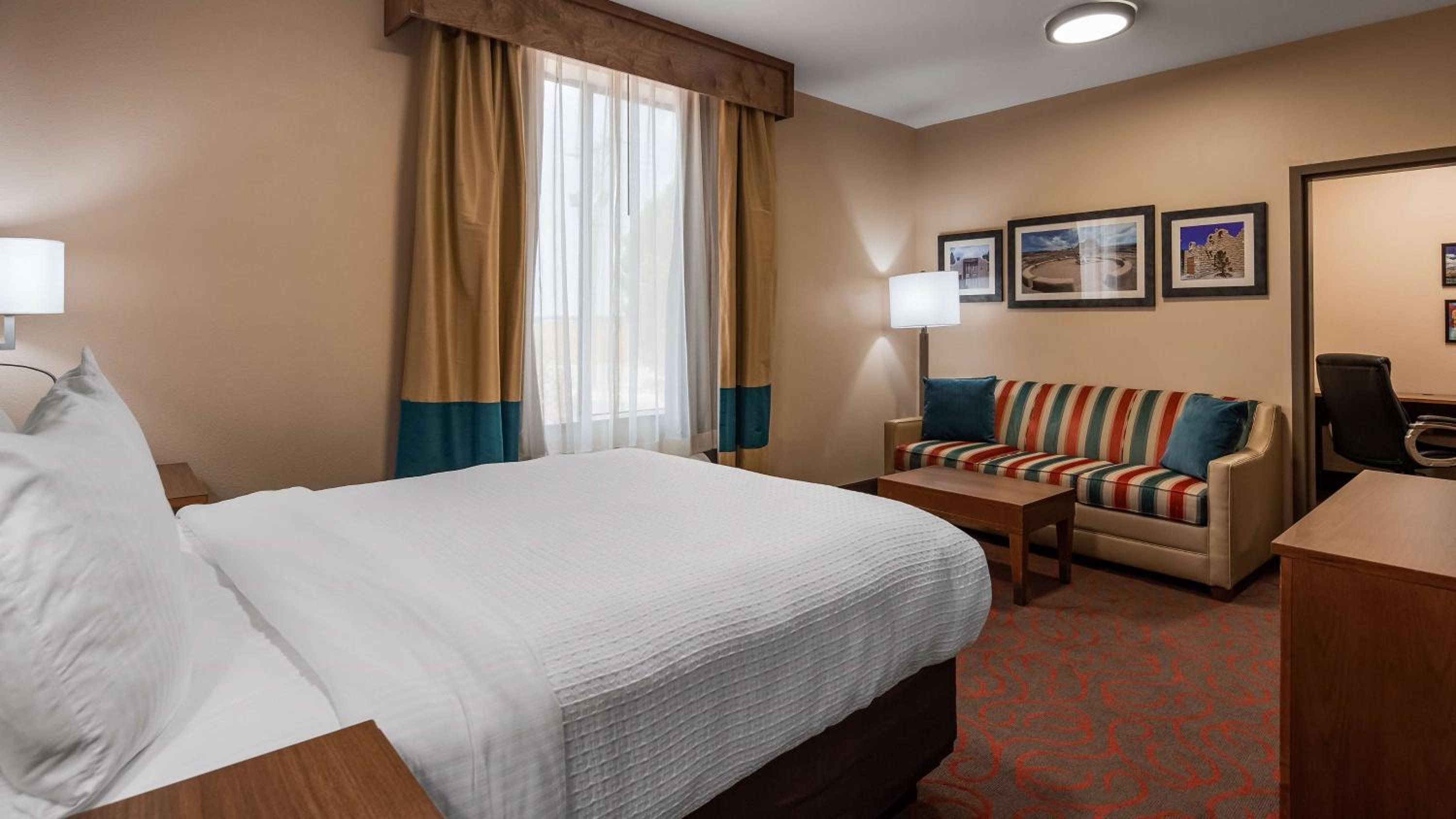 King Suite with Sofa Bed - Non-Smoking - Photo 9