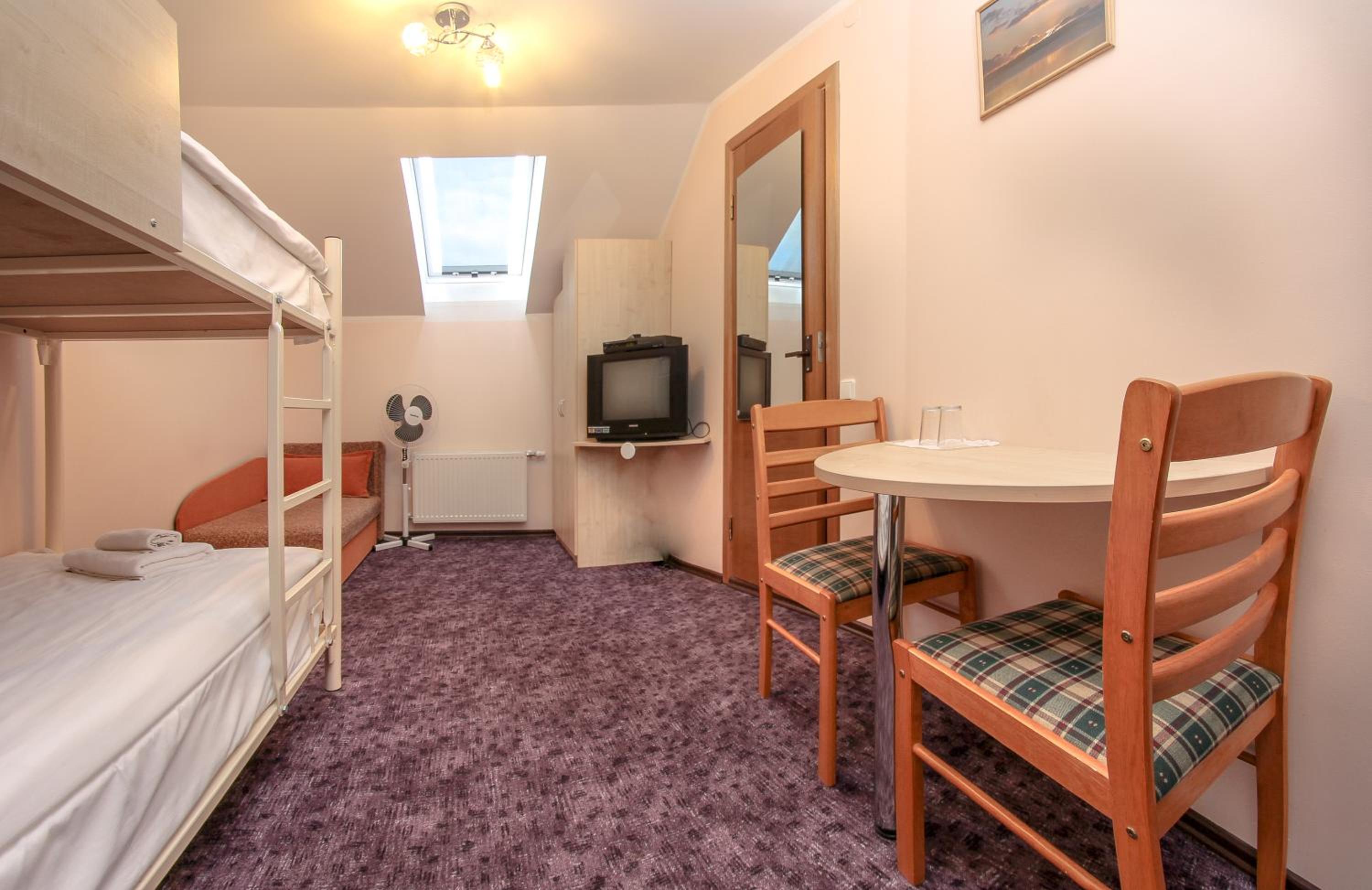 Economy Twin Room - Photo 3