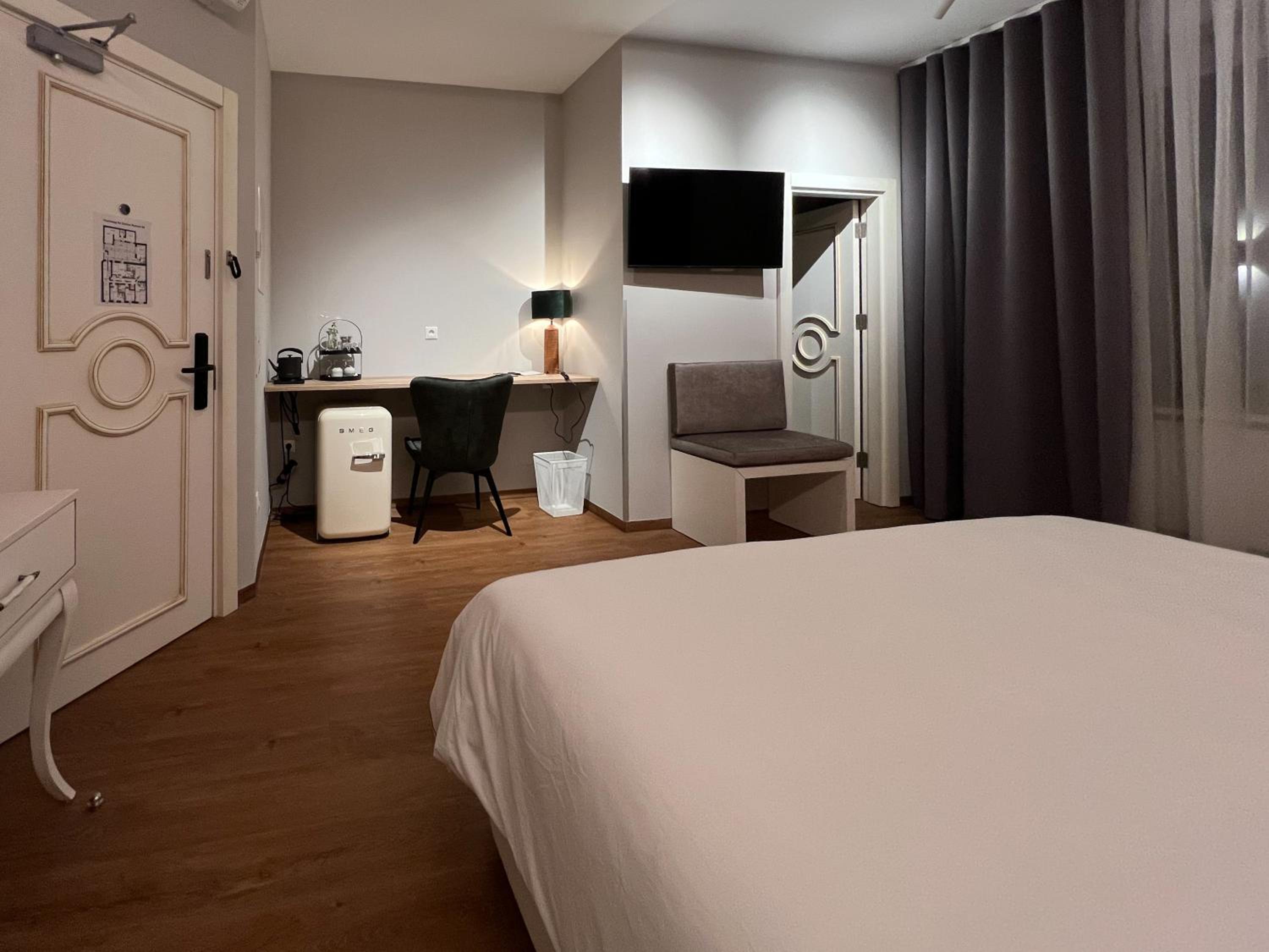 Deluxe Double Room - Photo 8