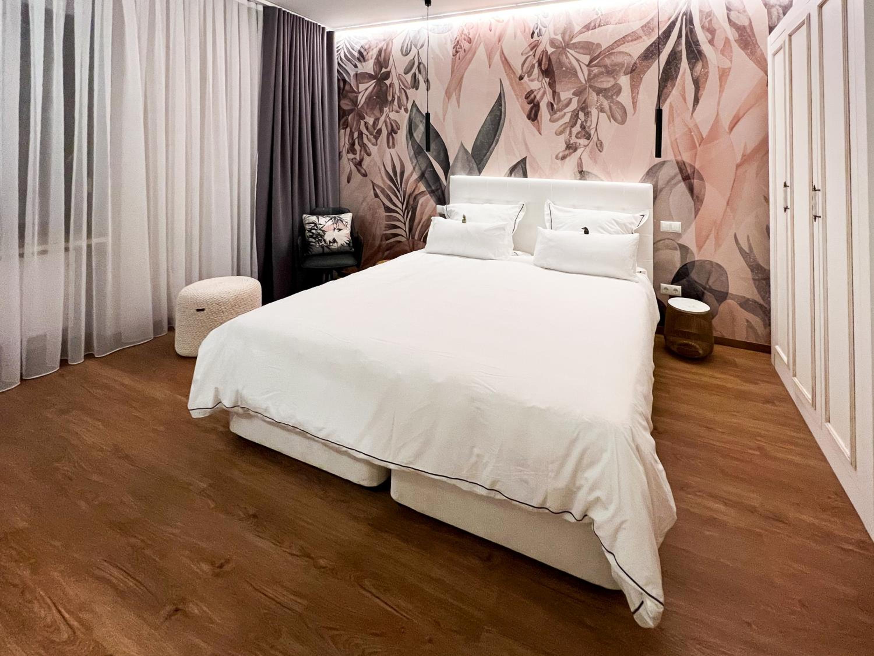 Deluxe Double Room - Photo 9